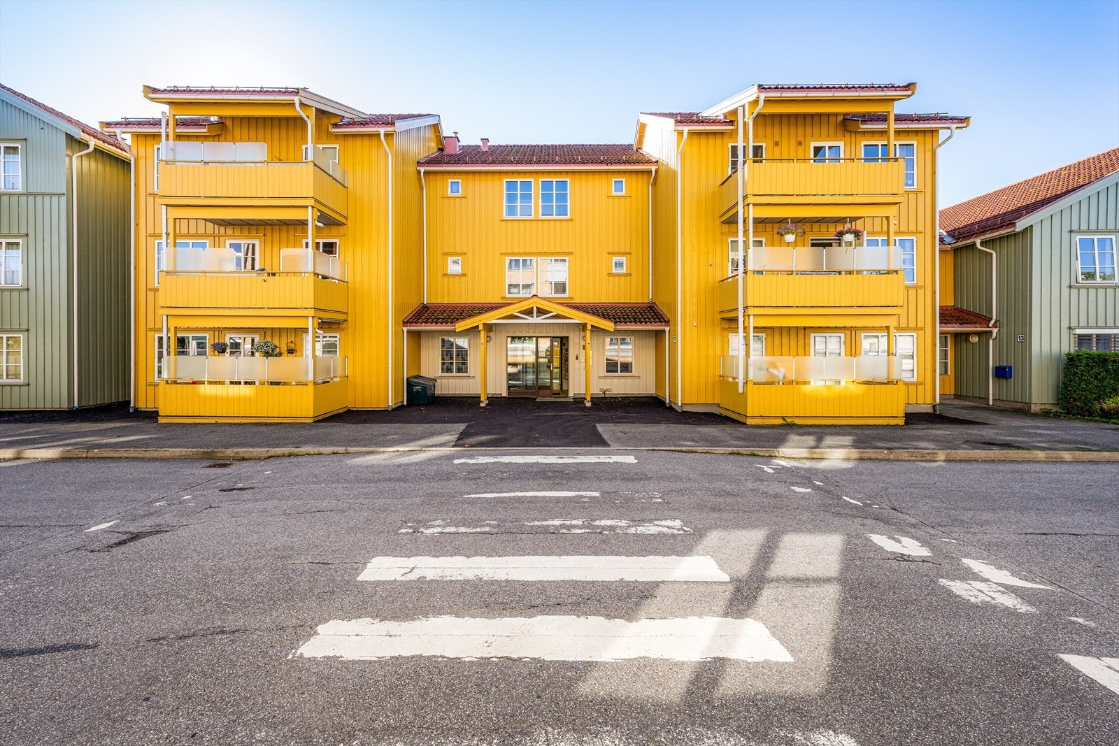 Lietorvet med butikker, apotek og kafe ligger også i umiddelbar nærhet. Boligen har nærhet til Skiens trivelige sentrumsgater, Ibsenhuset med bibliotek og kulturtilbud, samt Skagerak Arena og hyggelige Brekkeparken. Galleribilde