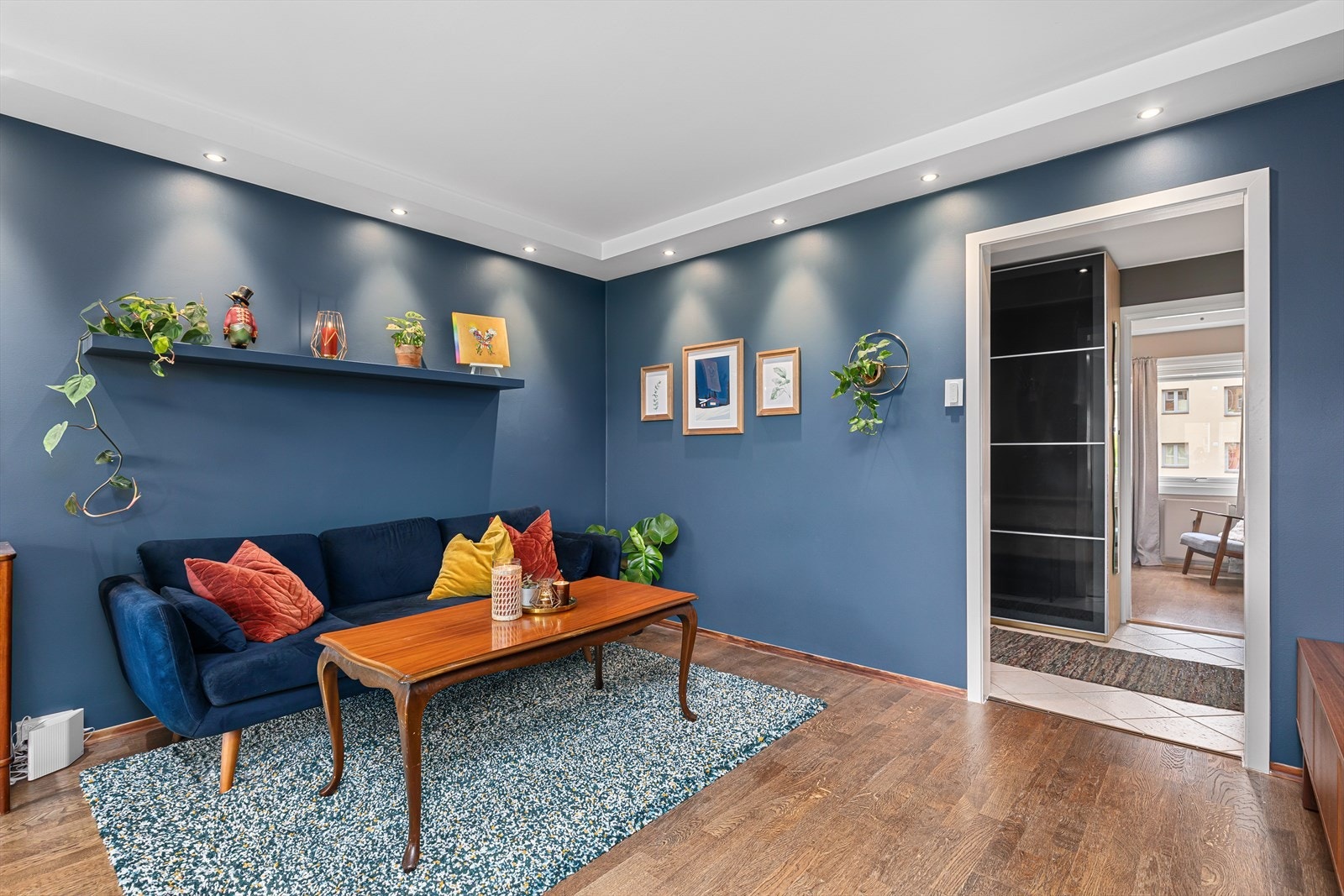 Stuen er utstyrt med downlights som kan justeres med fjernkontroll. Galleribilde