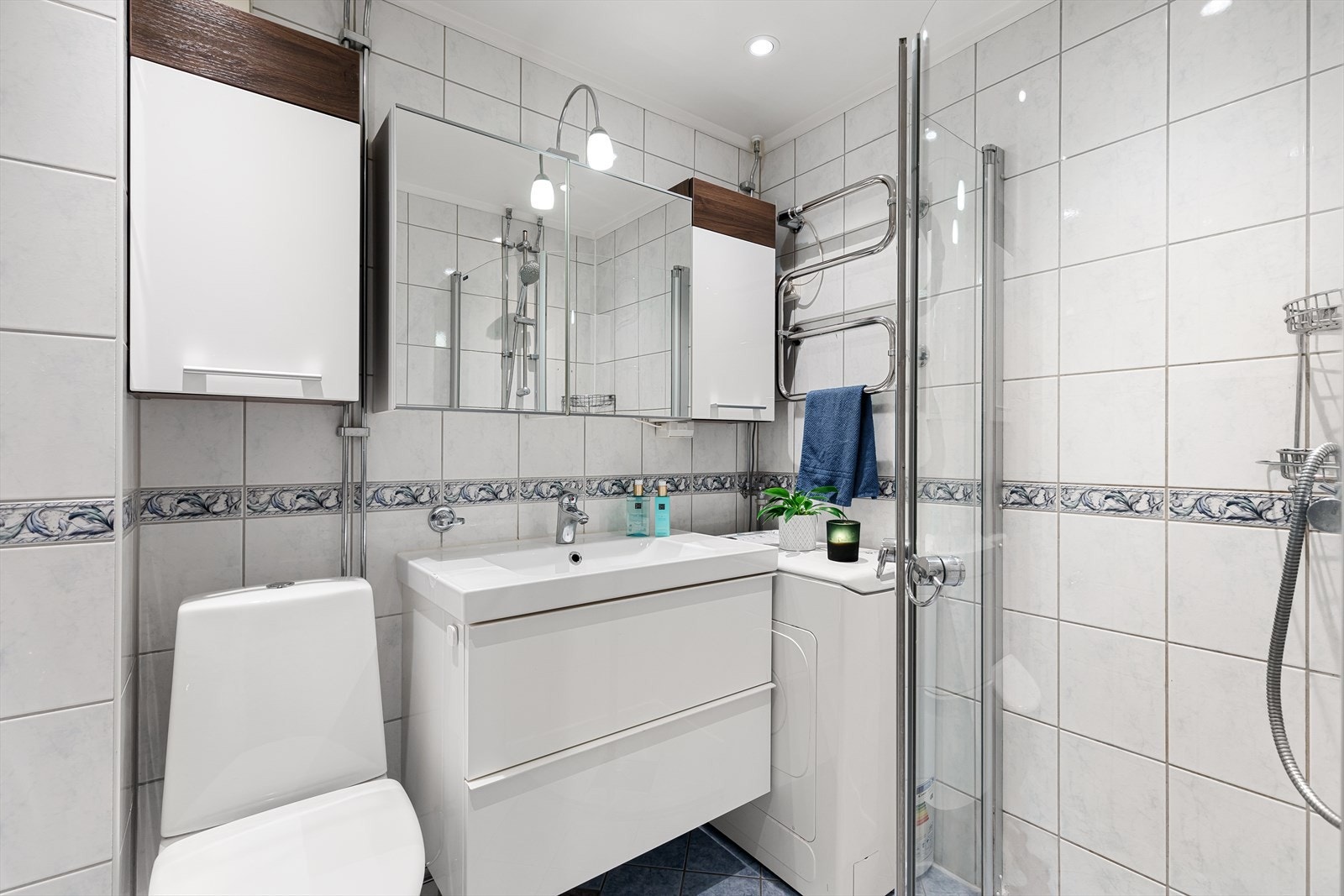 Leiligheten har et pent flislagt baderom som ble totalrehabilitert i regi av borettslaget i 2007. Galleribilde