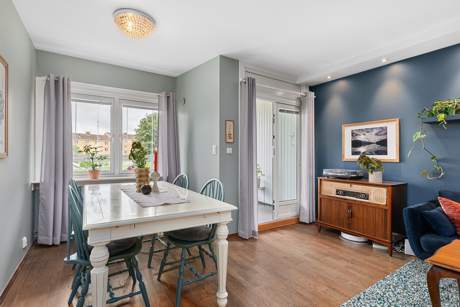 Fra stuen er det utgang til balkongen. Galleribilde