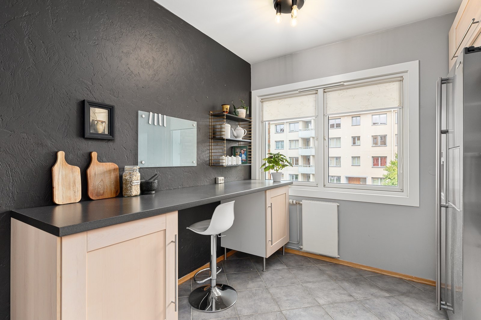 Praktisk ekstraplass på kjøkkenet. Galleribilde