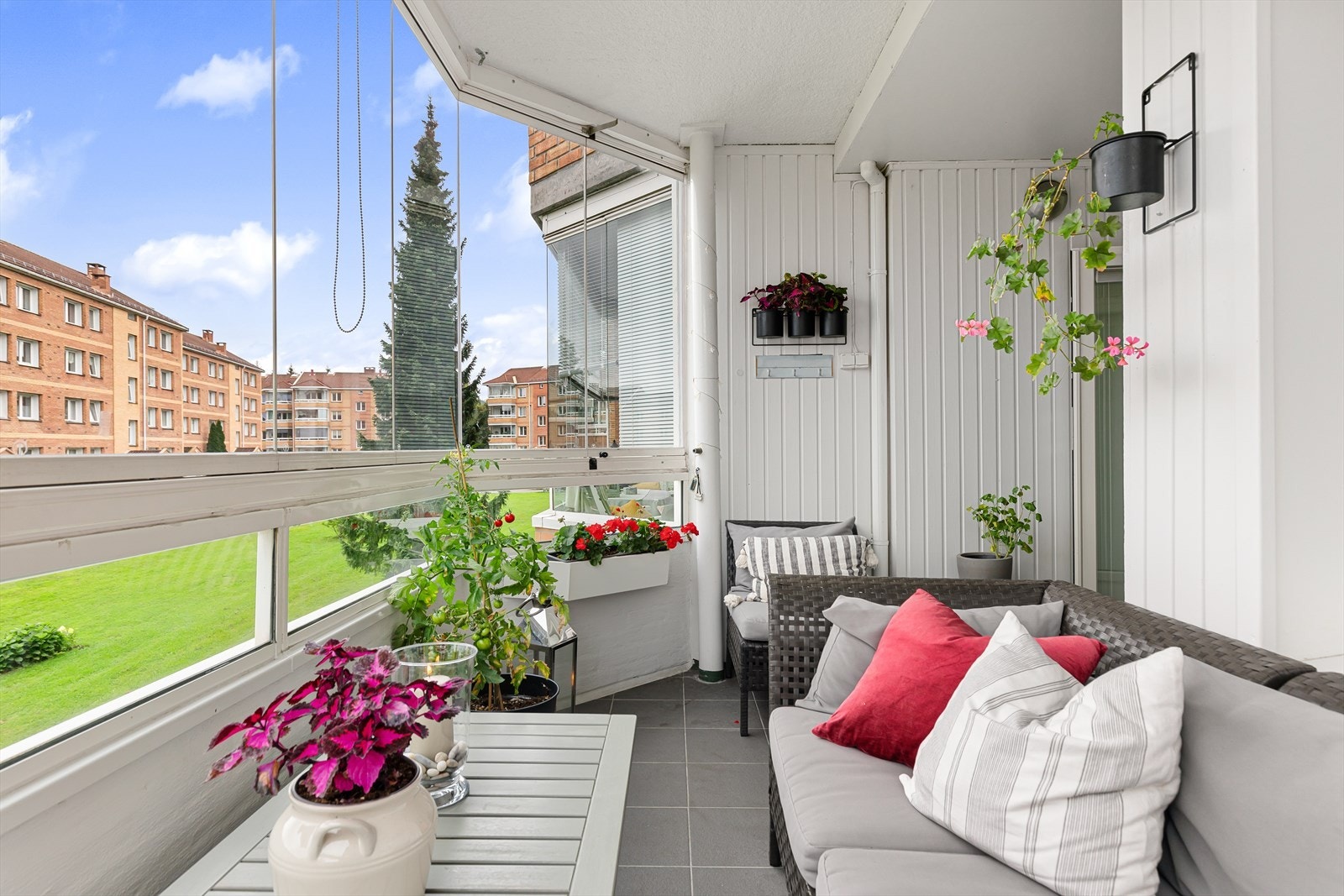 Leiligheten har en stor, innglasset balkong på ca. 9 kvm. Balkongen er flislagt og vender mot sydvest Galleribilde