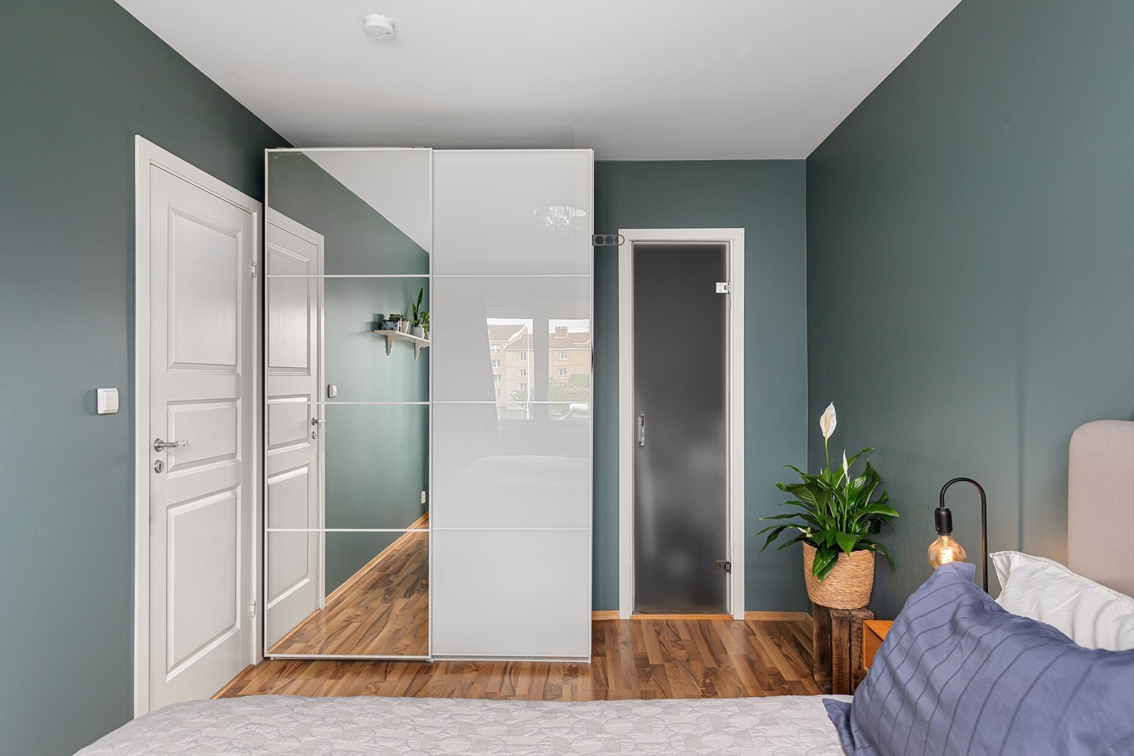 På hovedsoveromet er det rikelig med garderobeplass og en ekstra klesbod. Galleribilde