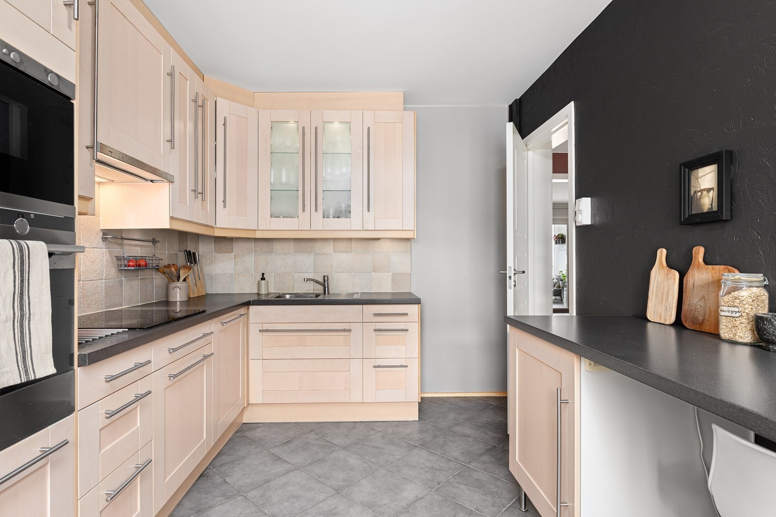 Det funksjonelle kjøkkenet er utstyrt med en profilert kjøkkeninnredning og en laminert benkeplate med nedfelt oppvaskkum. Kjøkkenet ble montert i 2011. Galleribilde