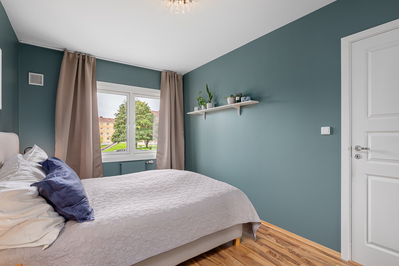 Soverommet er malt i en dus behagelig farge Galleribilde