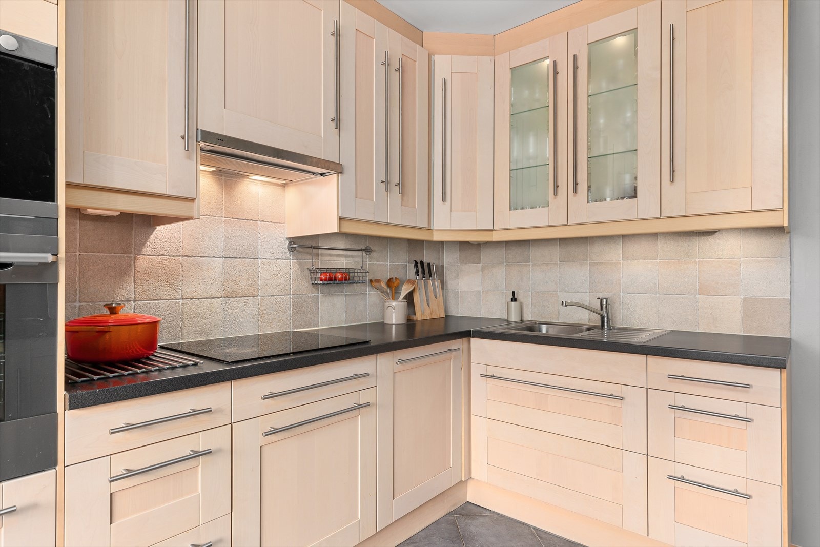 Moderne løsninger med integrerte hvitevarer som stekeovn, mikro, induksjonstopp, oppvaskmaskin og ventilator. Galleribilde