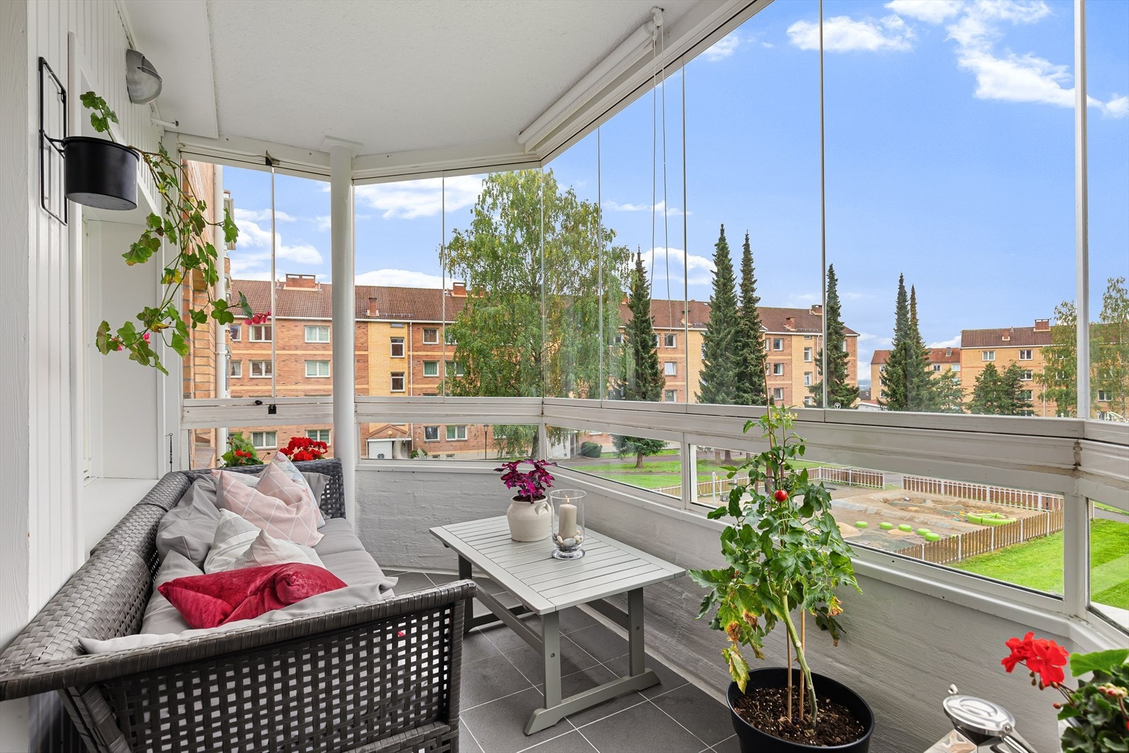 Her er det sol fra tidlig dag til sen kveld. Innglassingen gjør at balkongen kan brukes hele året. Galleribilde