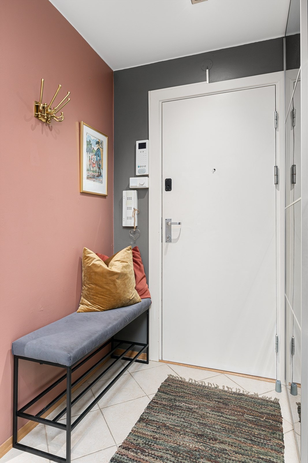 Entréen har et flislagt gulv med varmekabler, som sikrer en lun velkomst. Downlights i taket skaper en behagelig atmosfære. Galleribilde