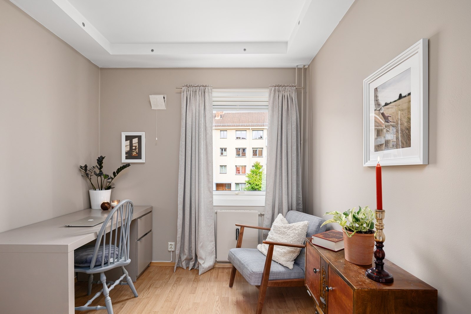 Det andre soverommet ligger på motsatt side av leiligheten og vender mot nord, med plass til dobbeltseng og garderobe m.m. Galleribilde