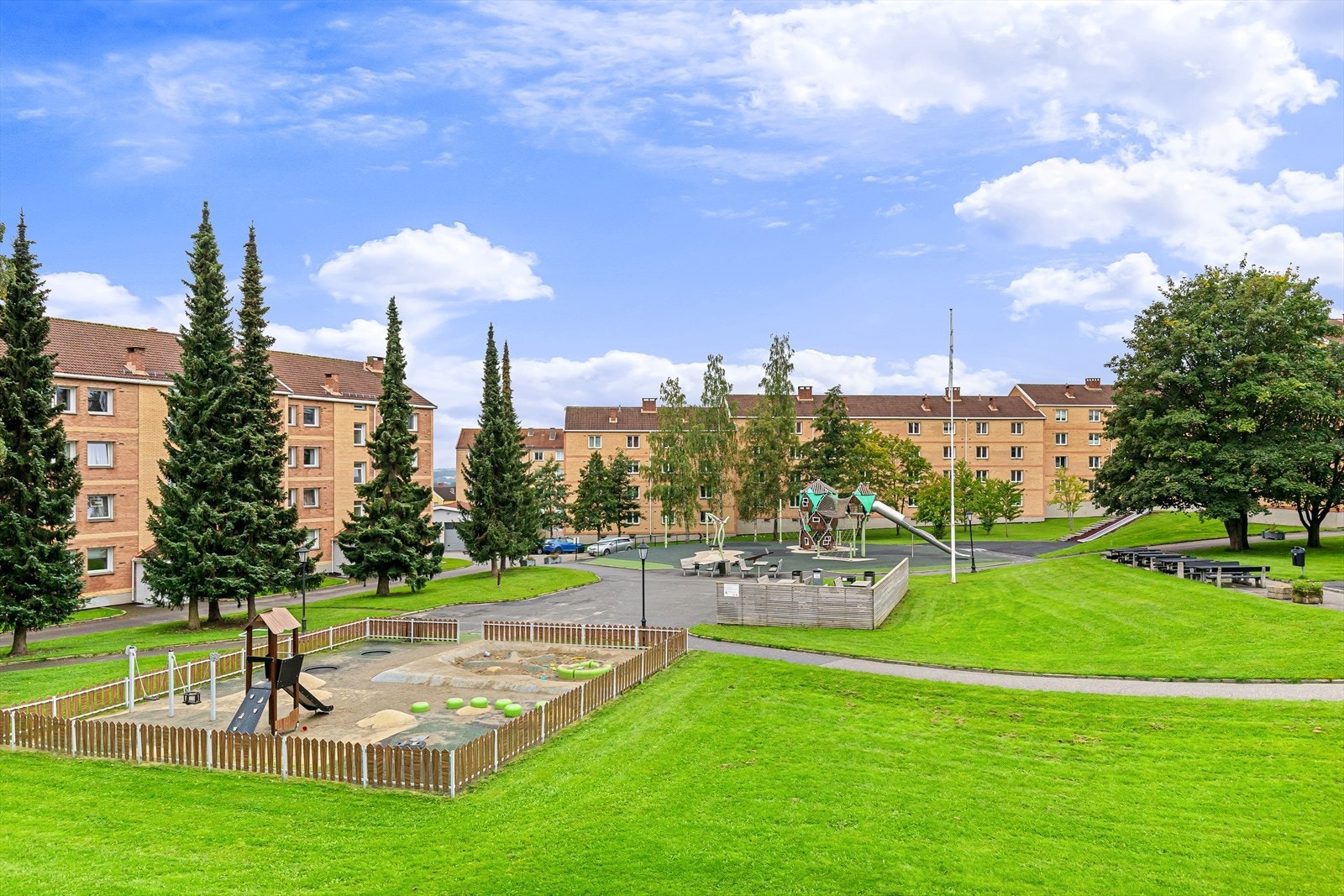 Det er fin utsikt mot de flotte utearealene med stor plen, lekeapparater og sittegrupper. Galleribilde