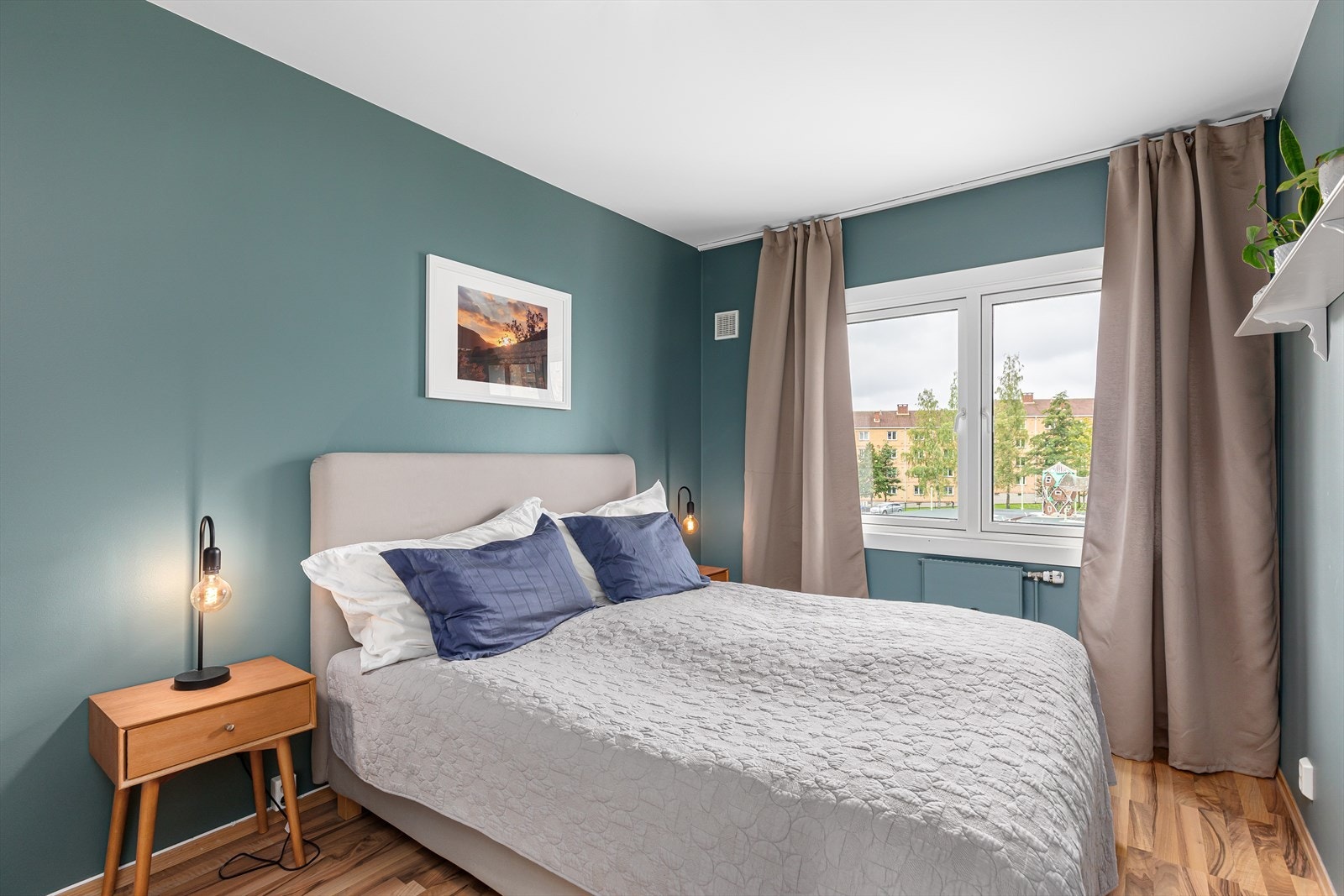 Hovedsoverom med god plass til dobbeltseng, nattbord, skap m.m. Galleribilde