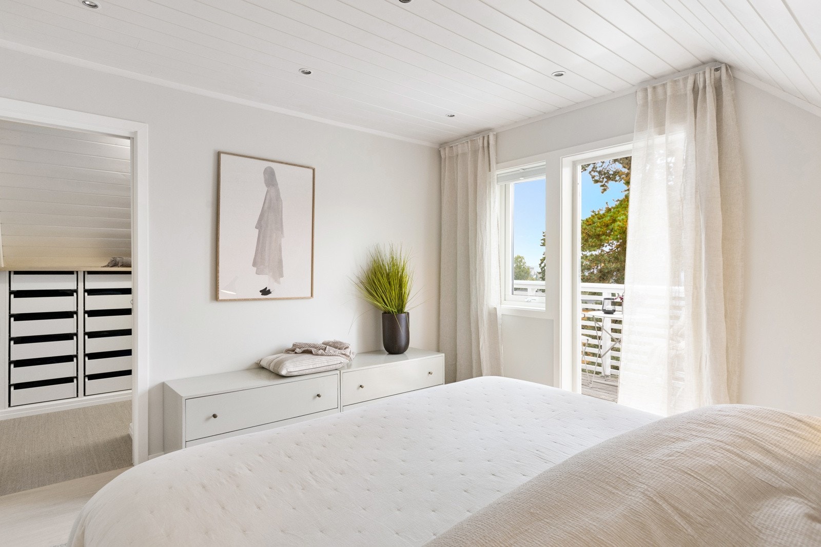 Hovedsoverommet er romslig og har både walk-in closet og utgang til balkong. Galleribilde