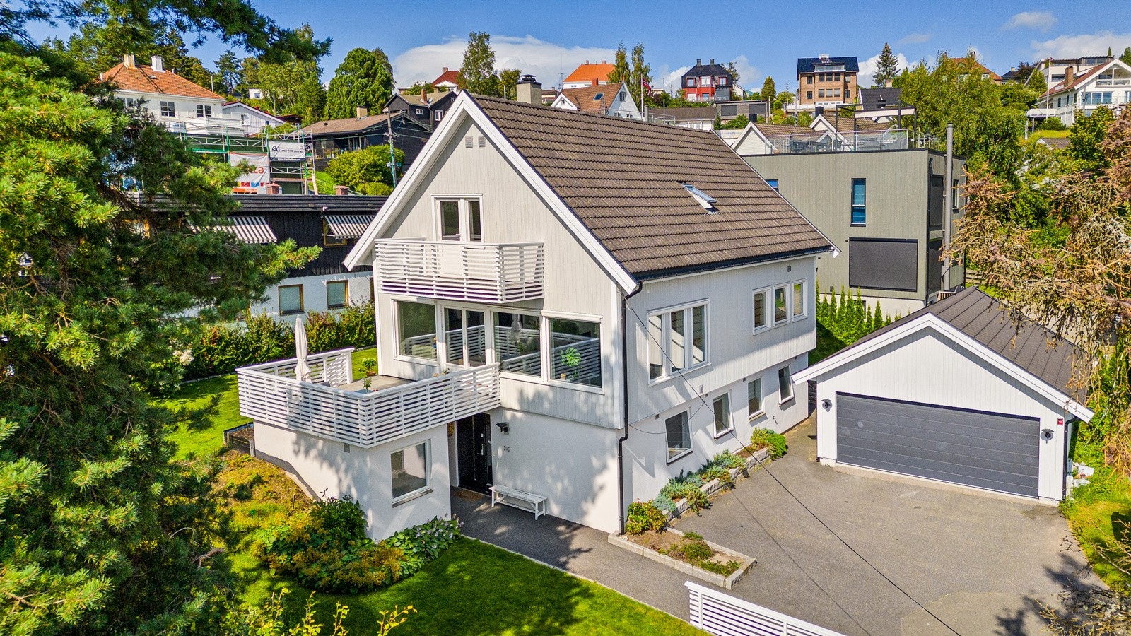 Boligen har dobbel garasje med plass til to bilder og med rikelig med lagrinsplass på garasjeloft. Galleribilde