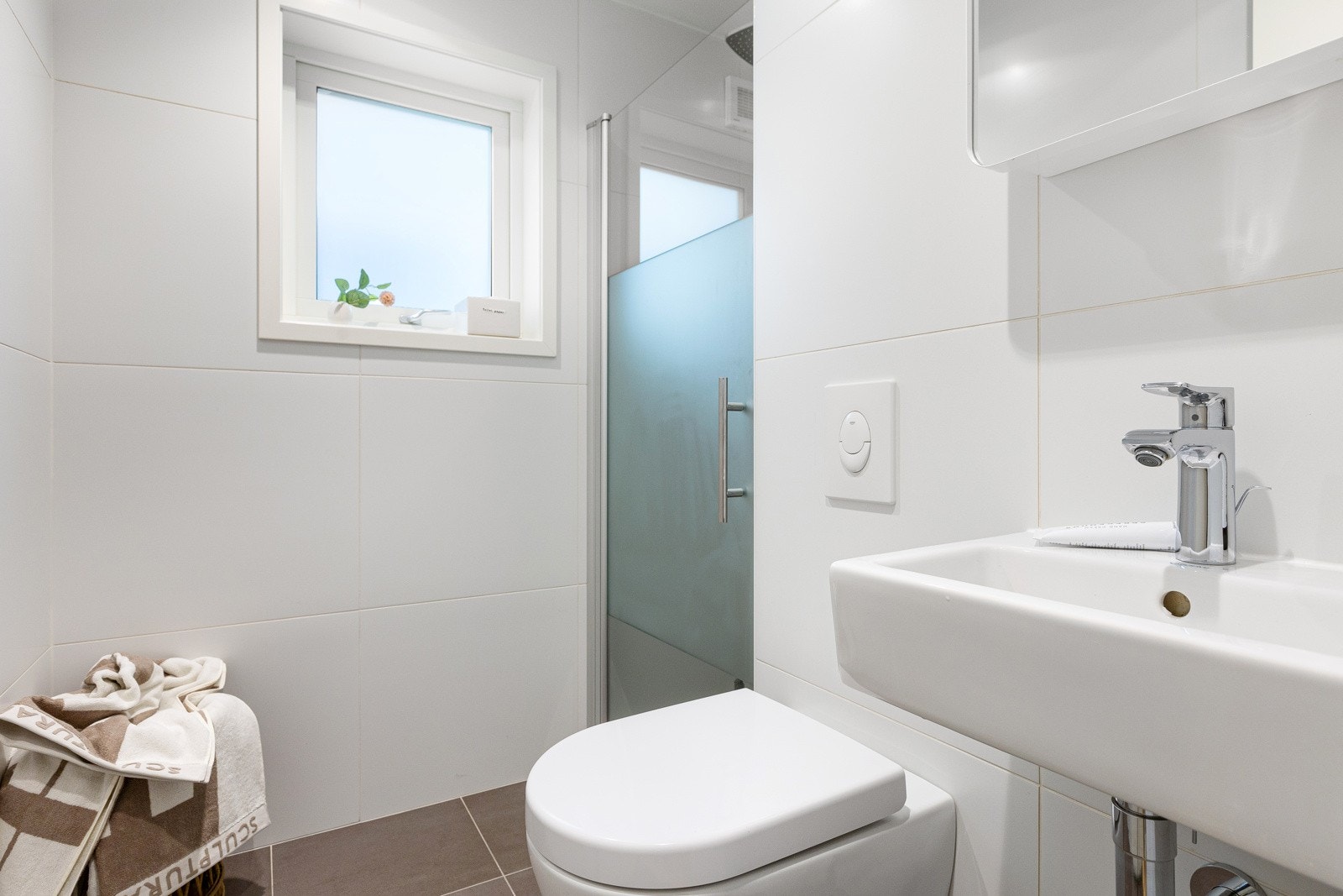 Badet ble ifølge eier pusset opp i 2014 og er både moderne og stilrent. Gulvet og veggene er flislagte, med gulvvarme. Galleribilde