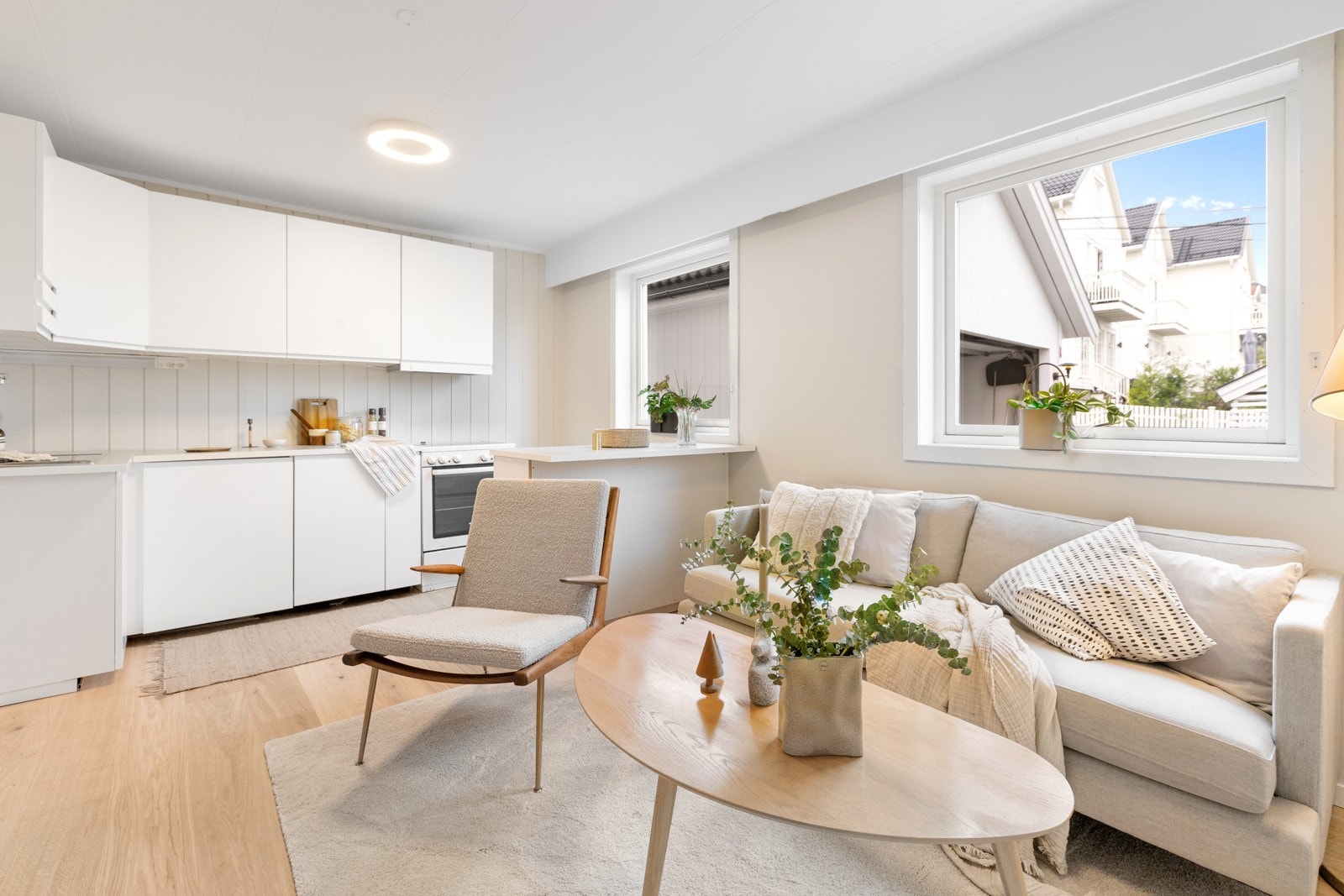 Praktikantdel: Kjøkkenet ligger i åpen løsning mot stuen og har IKEA-innredning av nyere dato med glatte fronter og laminatbenkeplate med nedfelt kum i rustfritt stål. Galleribilde