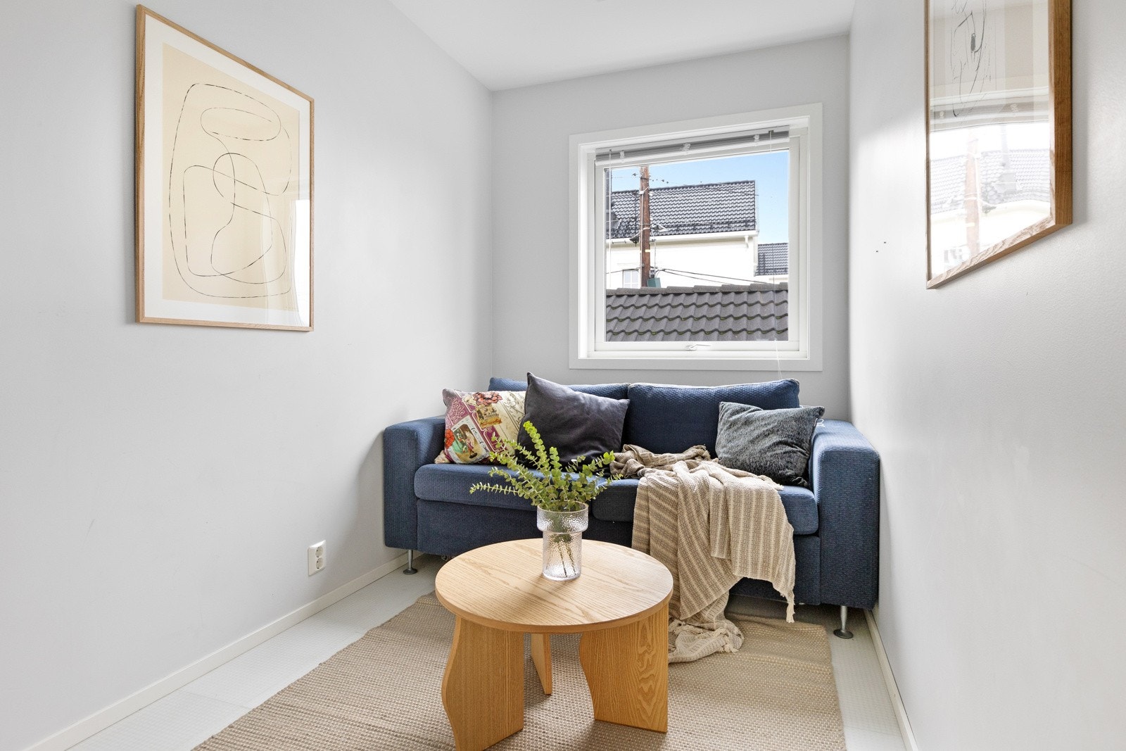 I 1. etasje er det et soverom med vinylfliser på gulvet og malte overflater. Her kan man innrede med seng og nattbord, eller skrivebord og oppbevaring. Rommet er perfekt som gjesterom eller kontor. Galleribilde