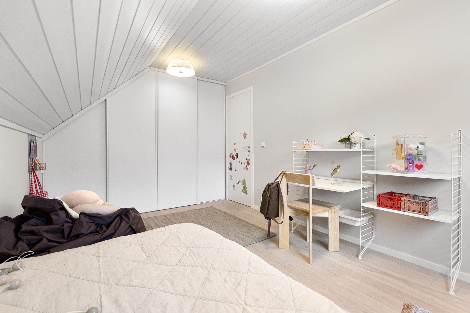 Det er rikelig med opopbevaring i et plassbyde garderobeskap. Galleribilde