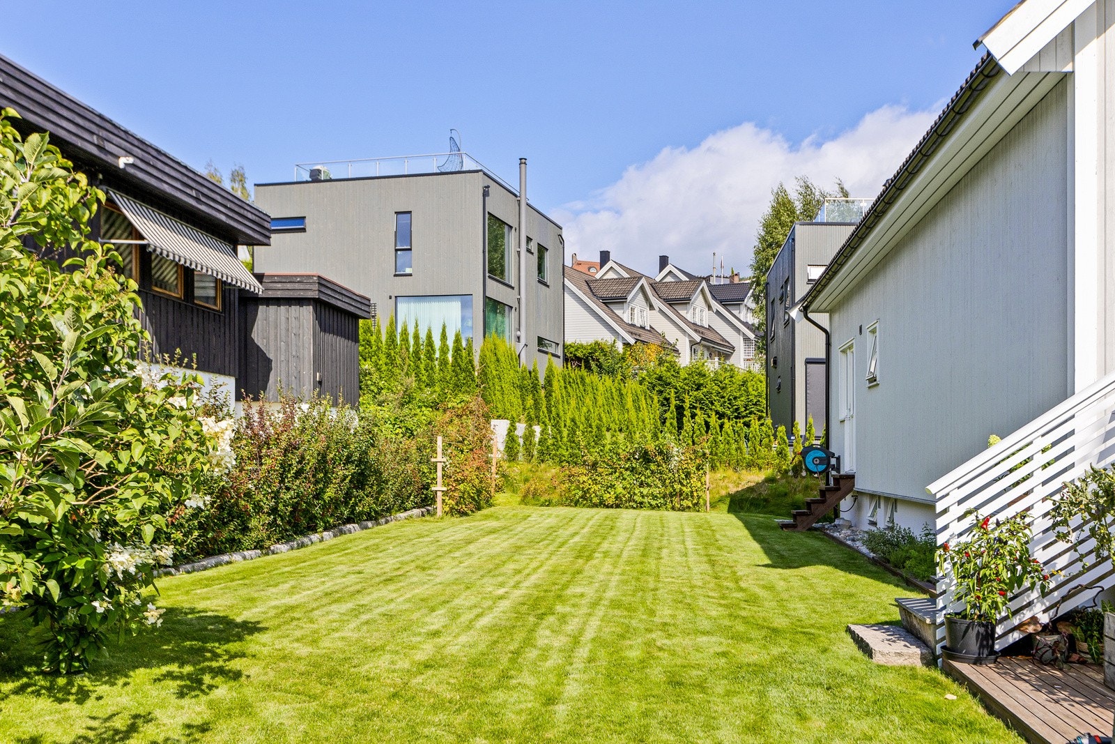 De flate partiene på to sider av tomten gir god plass til lek, hageaktiviteter eller avslapning. Galleribilde