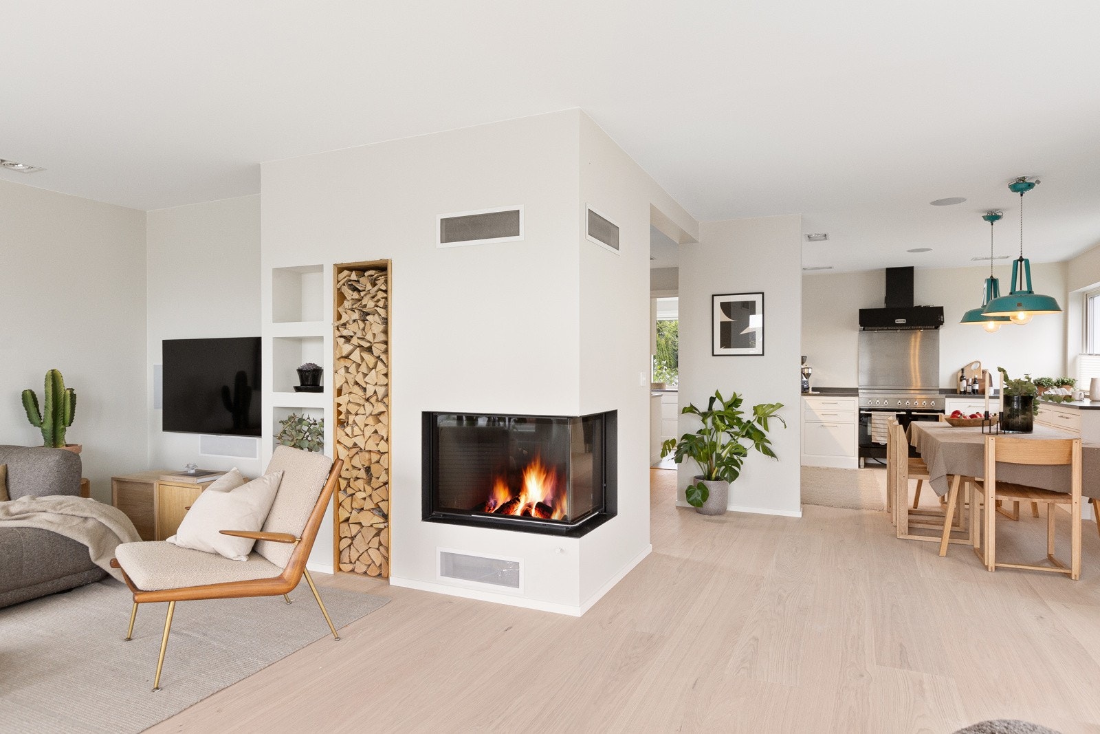 Stuen har en flott, plassbygd elementpeis fra 2012 med glassdør, hyller og avsatt plass til ved. Peisen vil bidra med hygge og varme på kalde dager. Galleribilde