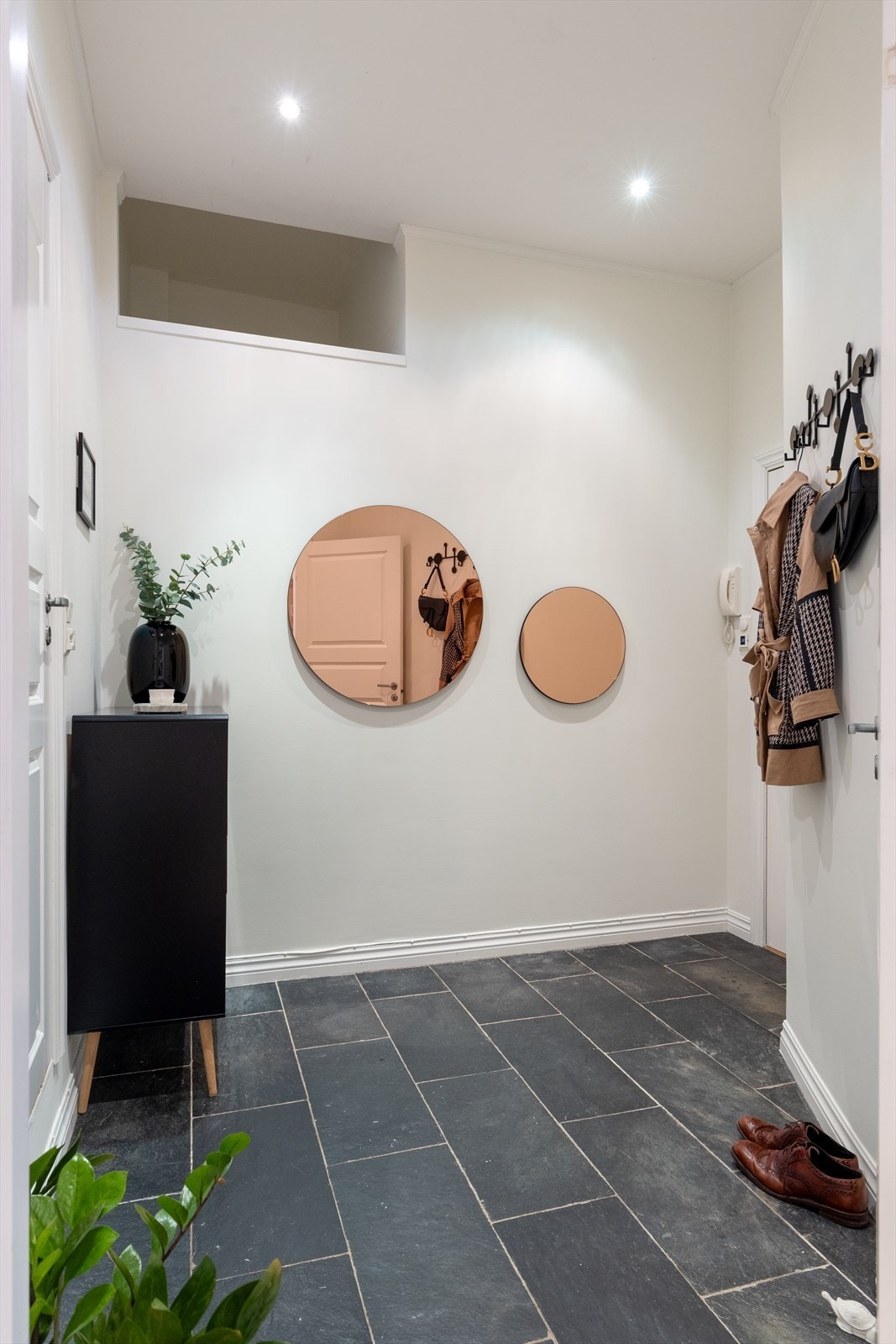 Praktisk med flislagt gulv i entreen. Her er det også en oppbevaringshems - se mer info i salgsoppgave under "ferdigattest" Galleribilde