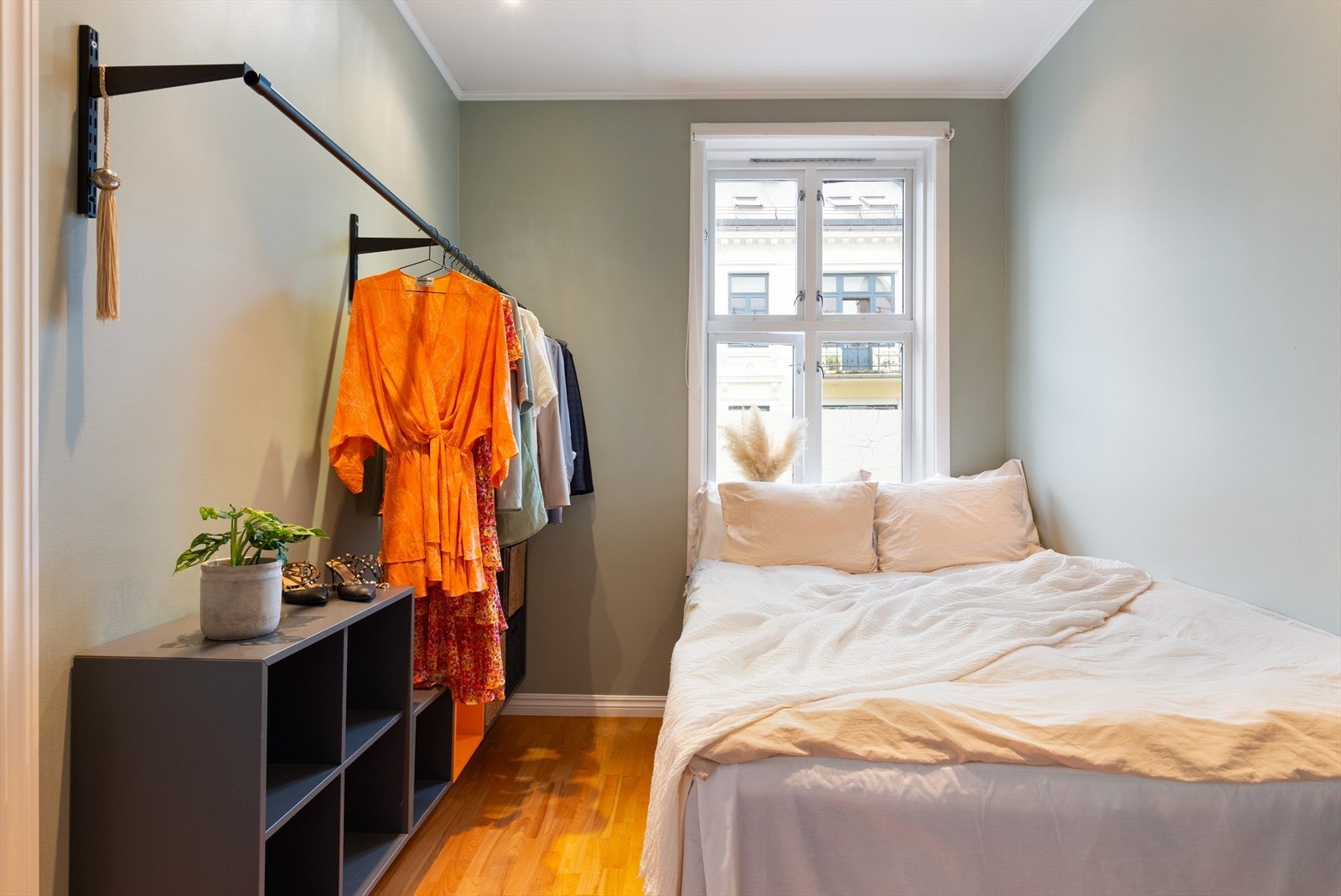 Her har selger også hatt åpen garderobeløsning Galleribilde