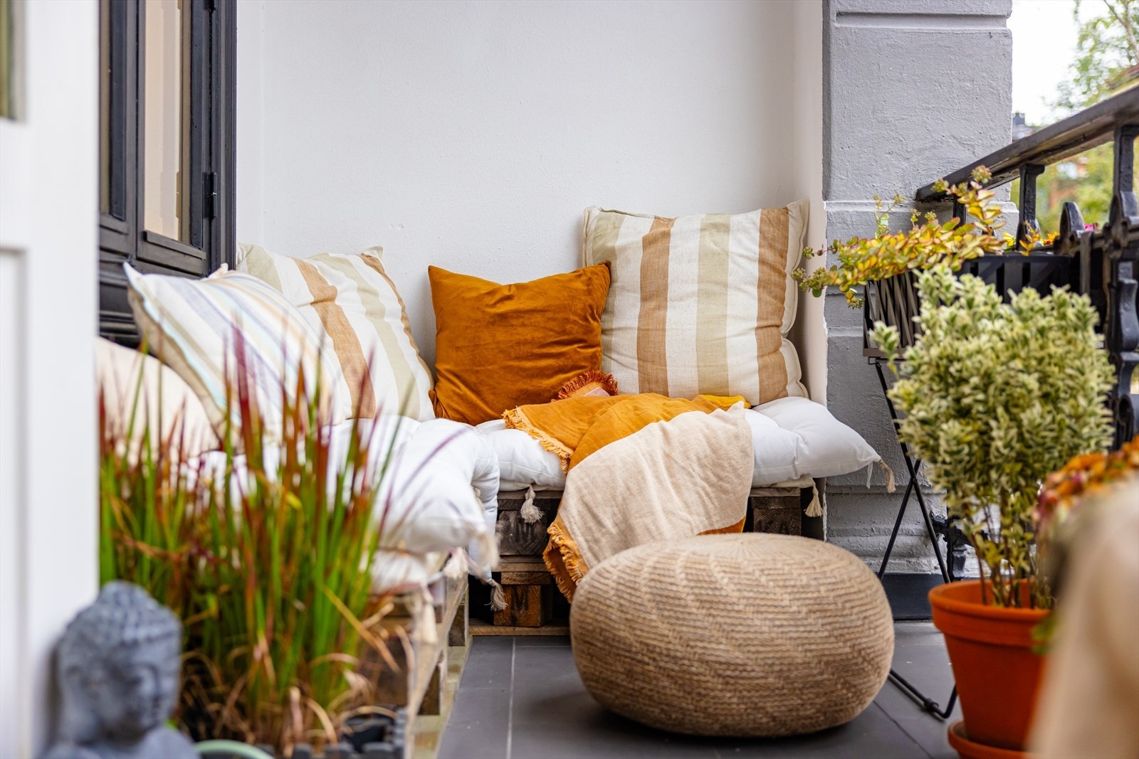 Balkongen er sørvestvendt. Man kan ha solen til så sent som ca. 2000 på sommerstid Galleribilde