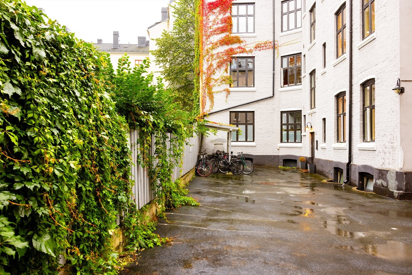 I bakgården er det sykkelparkering for beboerne Galleribilde