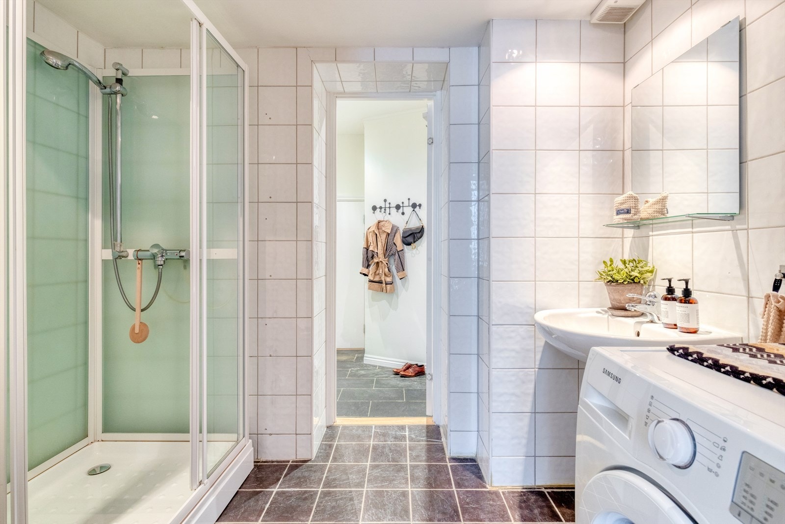 Badet brukes daglig uten noen problem, men ref takstrapporten nærmer badet seg forventet tabellmessig levetid. Galleribilde