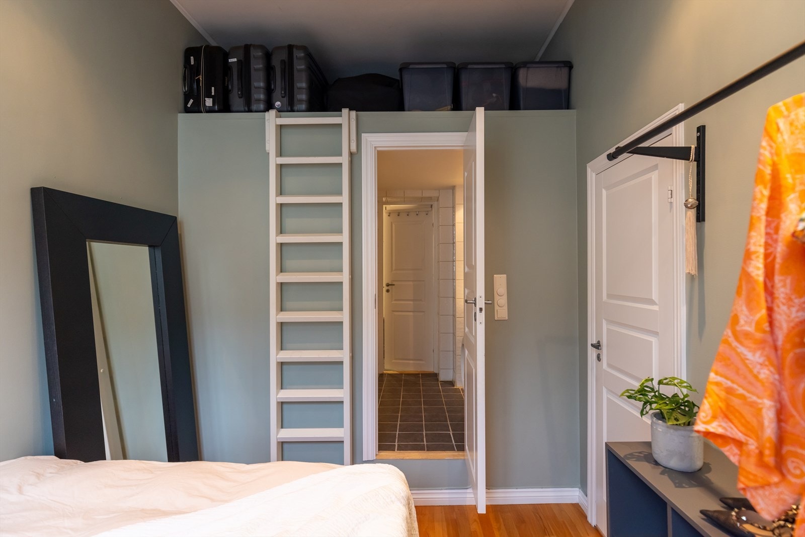 Over badet er det en oppbevaringshems, perfekt for kofferter ol. Galleribilde