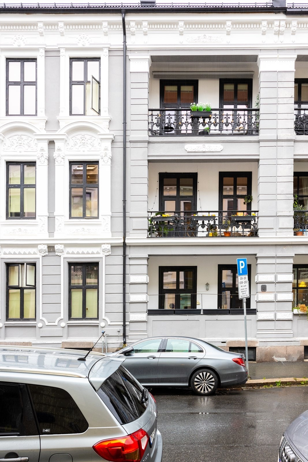 Fasaden mot gate ble pusset opp i 2018 Galleribilde