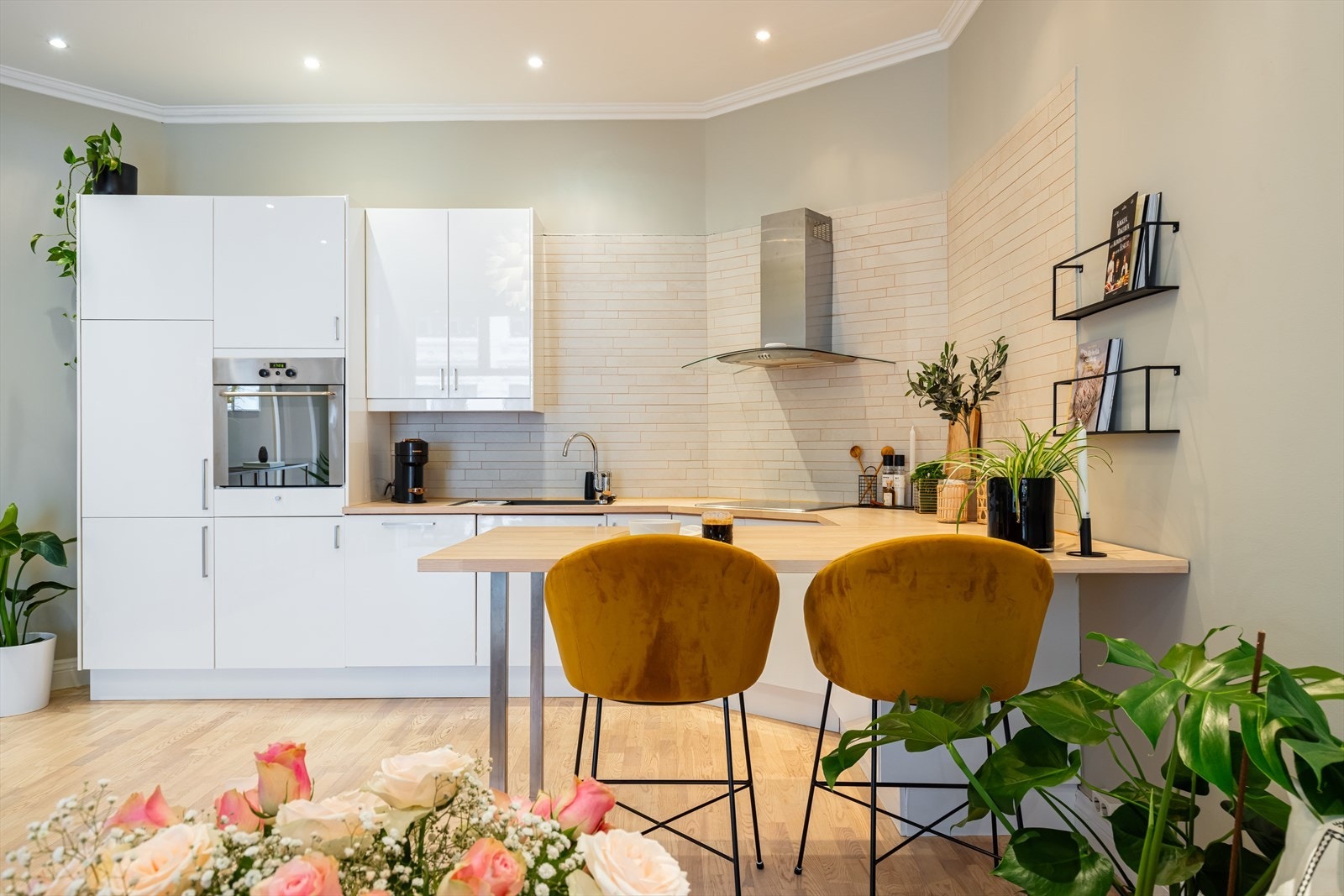 Pent tidløst kjøkken som har rikelig med både skap og benkeplass Galleribilde