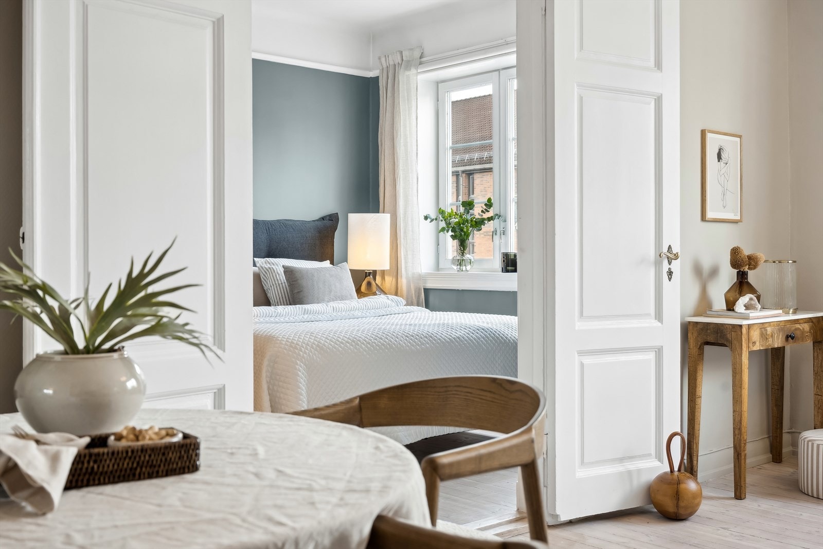 3-roms leiligheten har i dag 2 soverom og 1 stue. Masterbedroom kan fint benyttes som stue nr 2, hvis man kun har behov for 1 soverom. Galleribilde