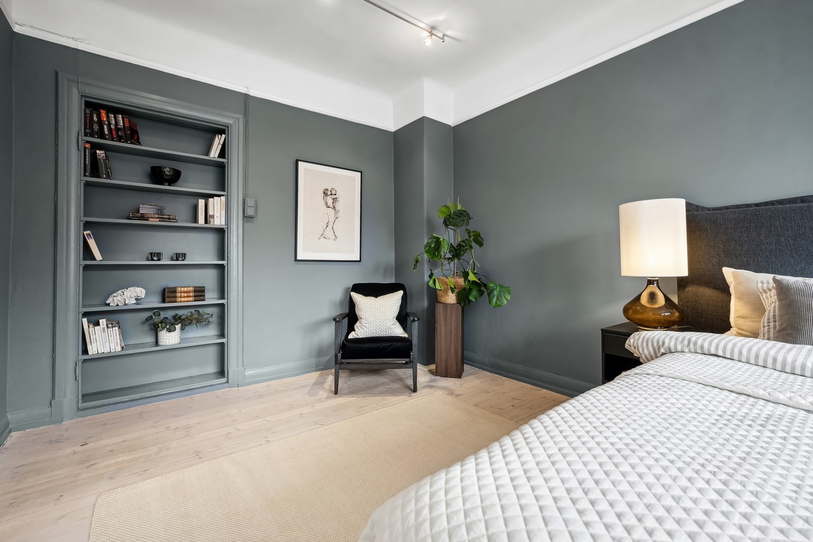 Masterbedroom er særdeles romslig og har flere møbleringsalternativer. Galleribilde