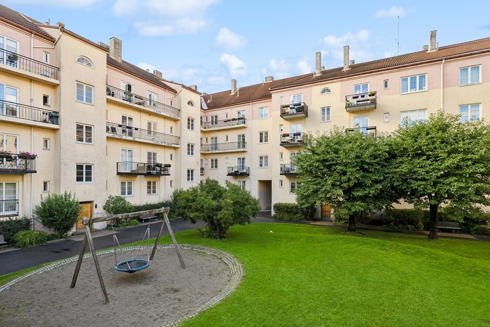 Hyggelig og grønn bakgård med lekestativer og hyggelige sittegrupper. Et godt og veldrevet sameie. Galleribilde