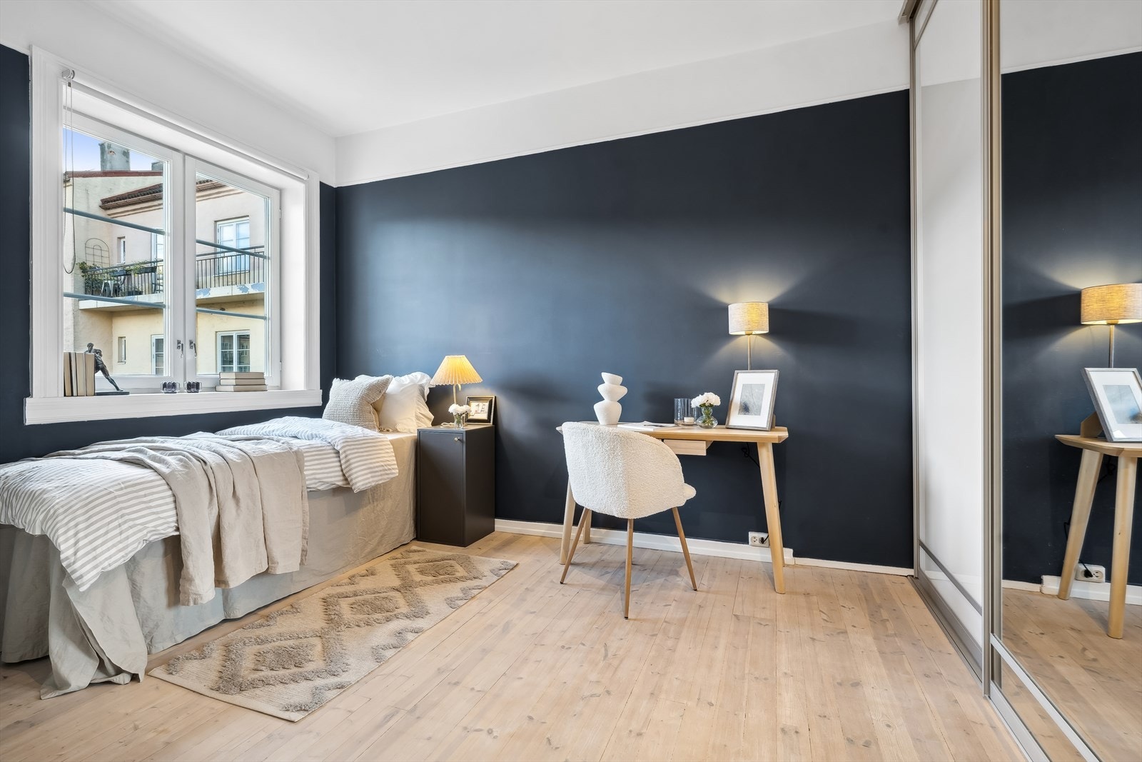Soverom II mot bakgård. Her er det god plass til dobbeltseng. Galleribilde