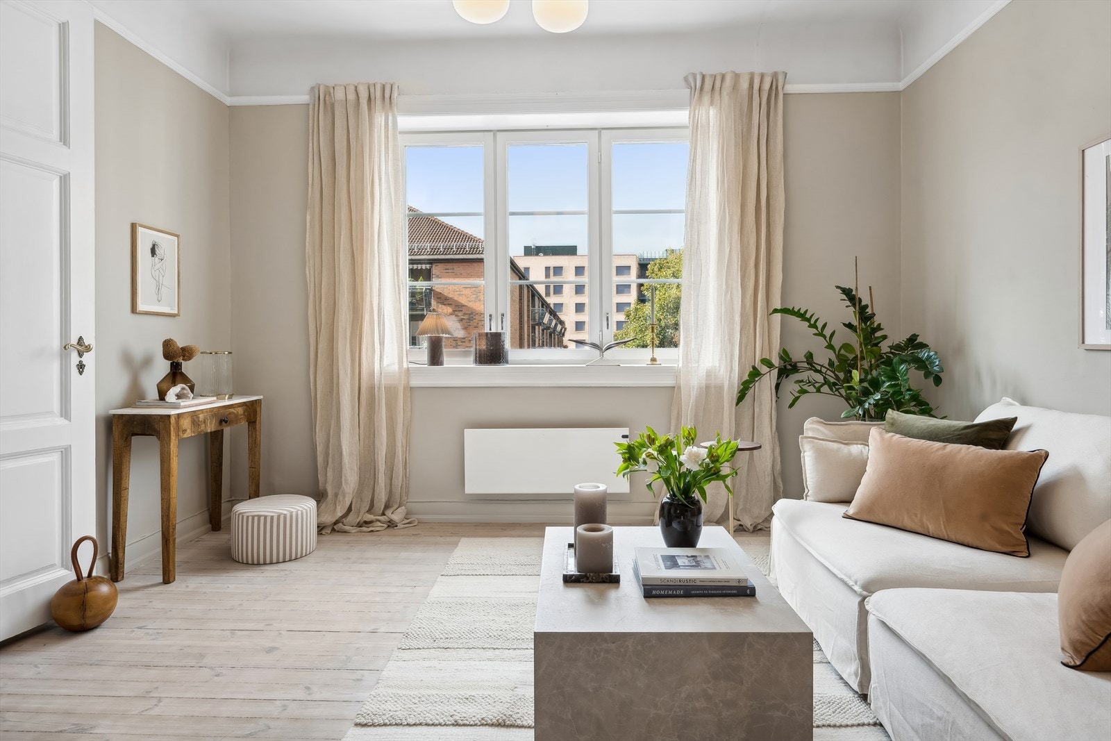 Leiligheten har god plass til sofa og spisestuemøblement. Galleribilde