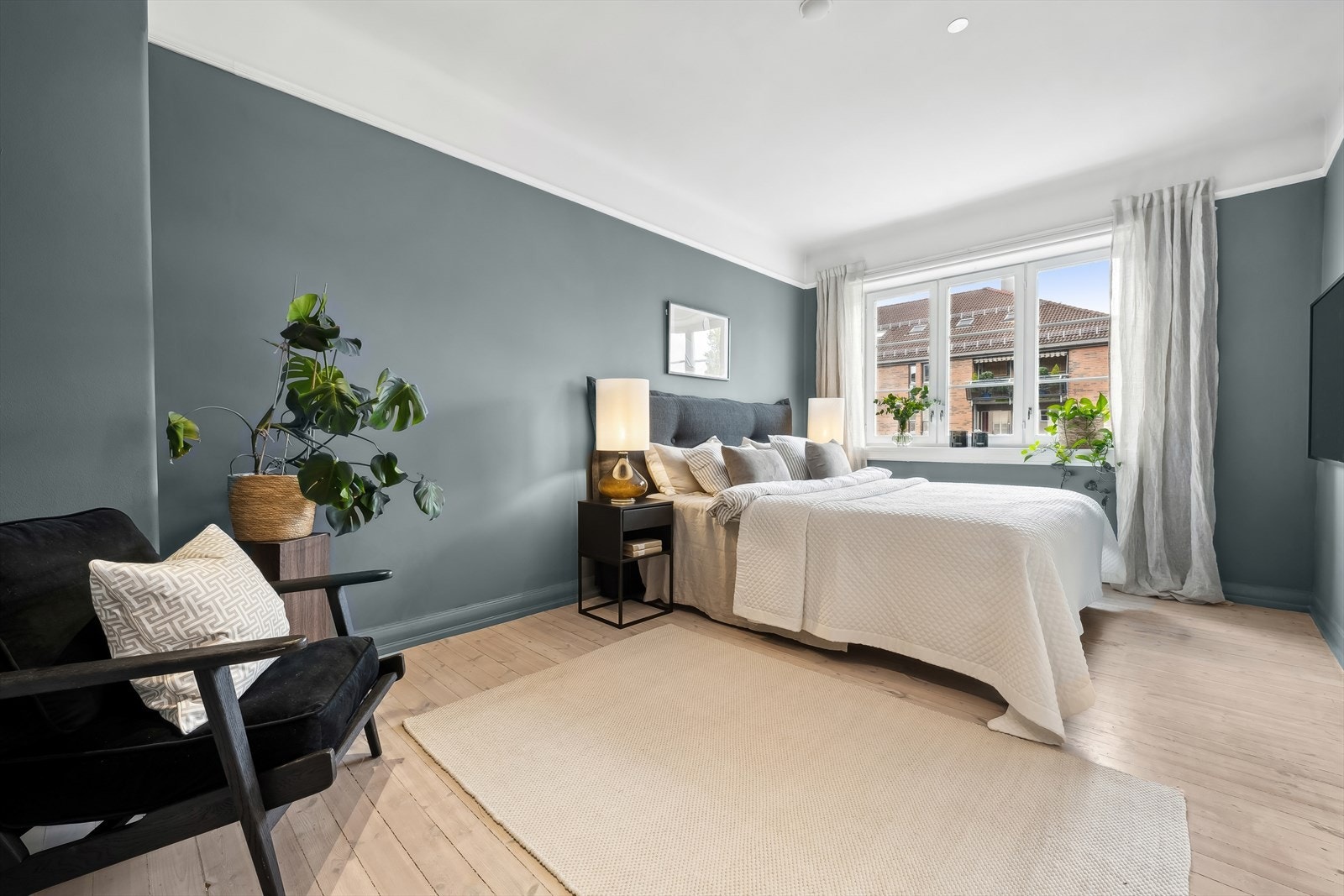 Masterbedroom har god plass til stor dobbelt seng med nattbord, samt garderobe. Galleribilde