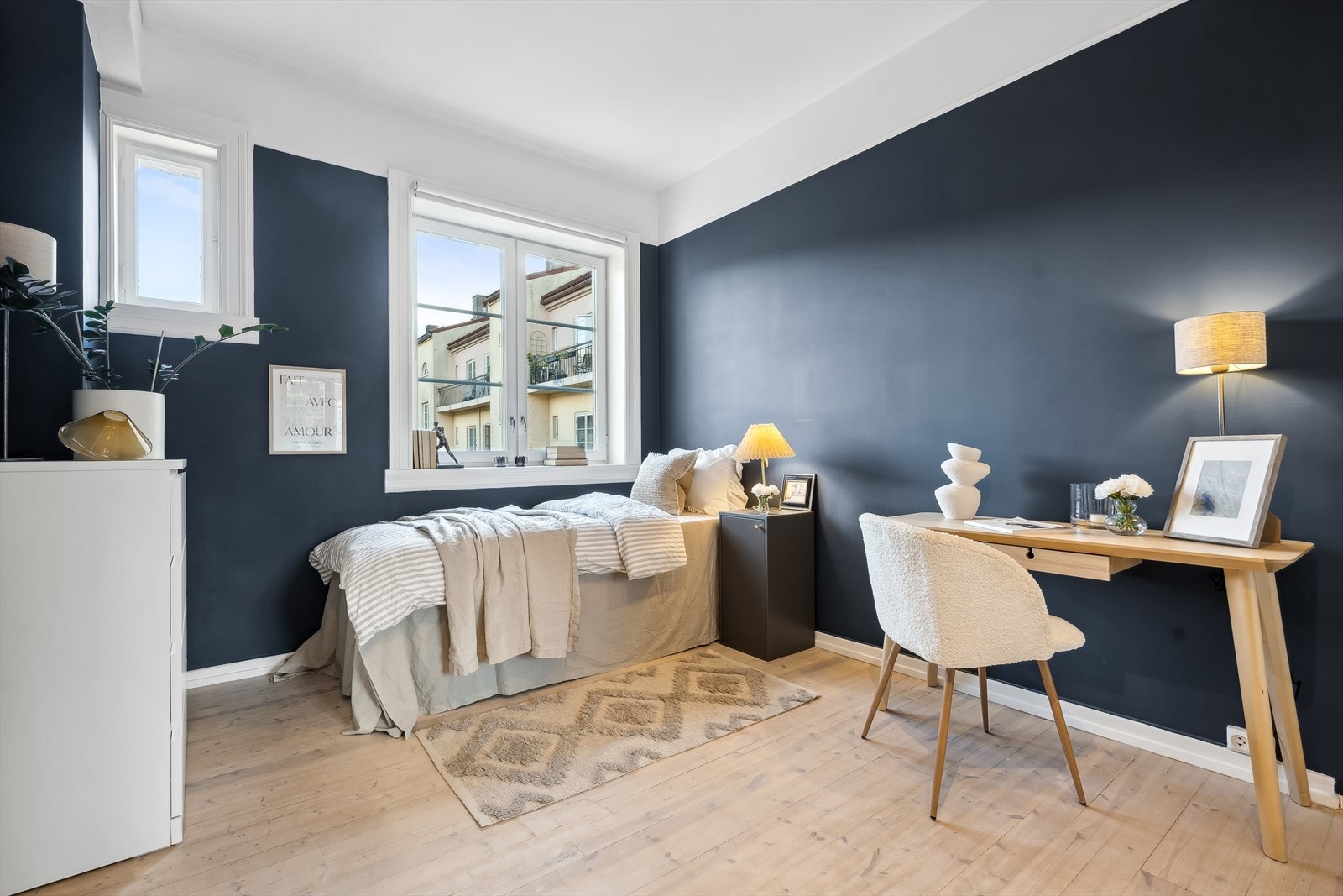 Soverom II har montert praktisk skyvedørsgarderobe. Galleribilde