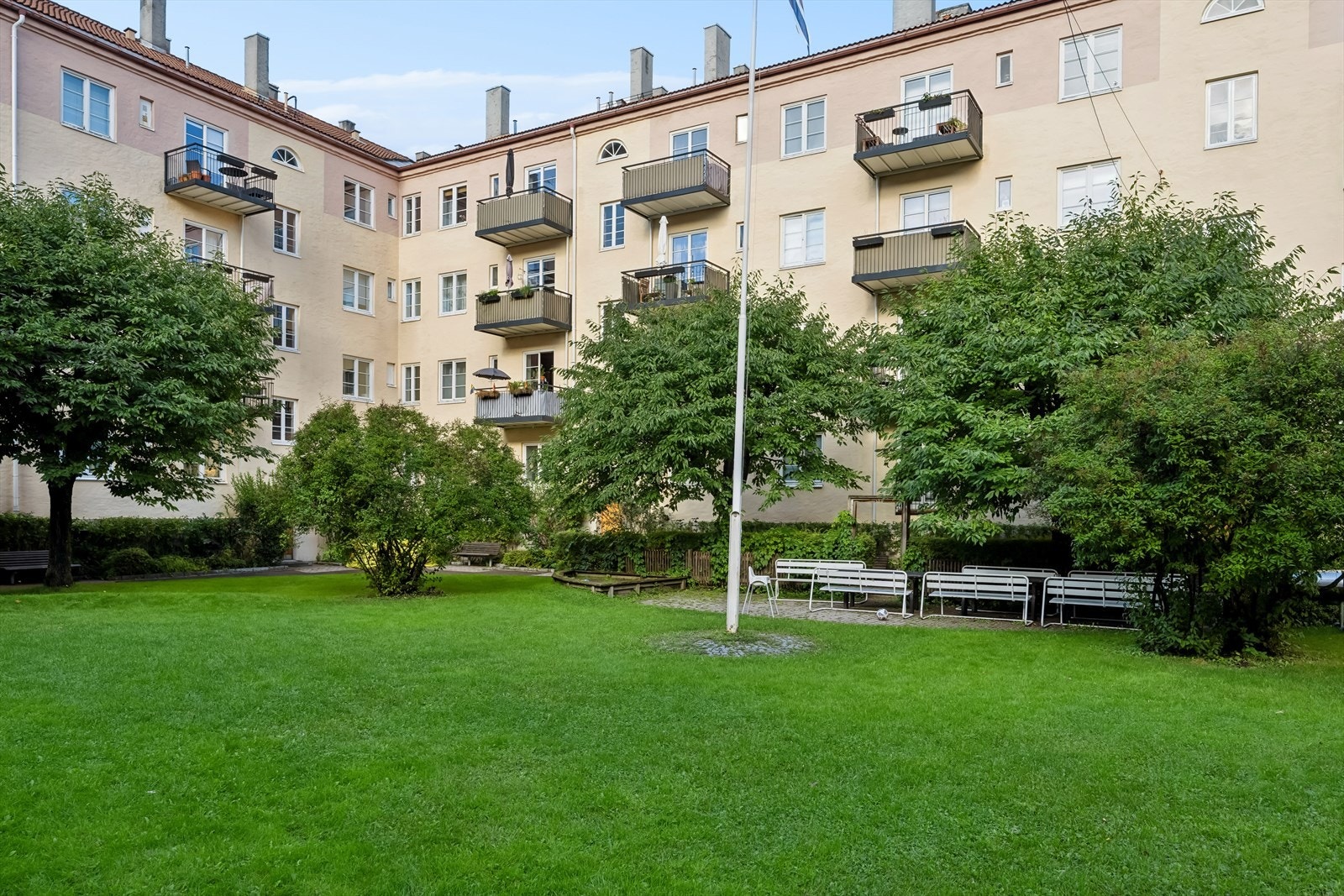 Flott og usjenert felles bakgård. Galleribilde