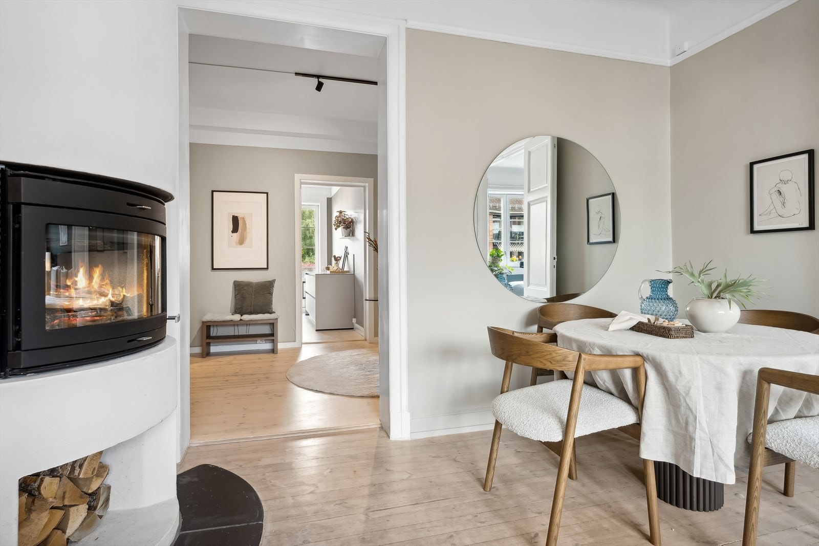 Stue med peis og spisestue. Galleribilde