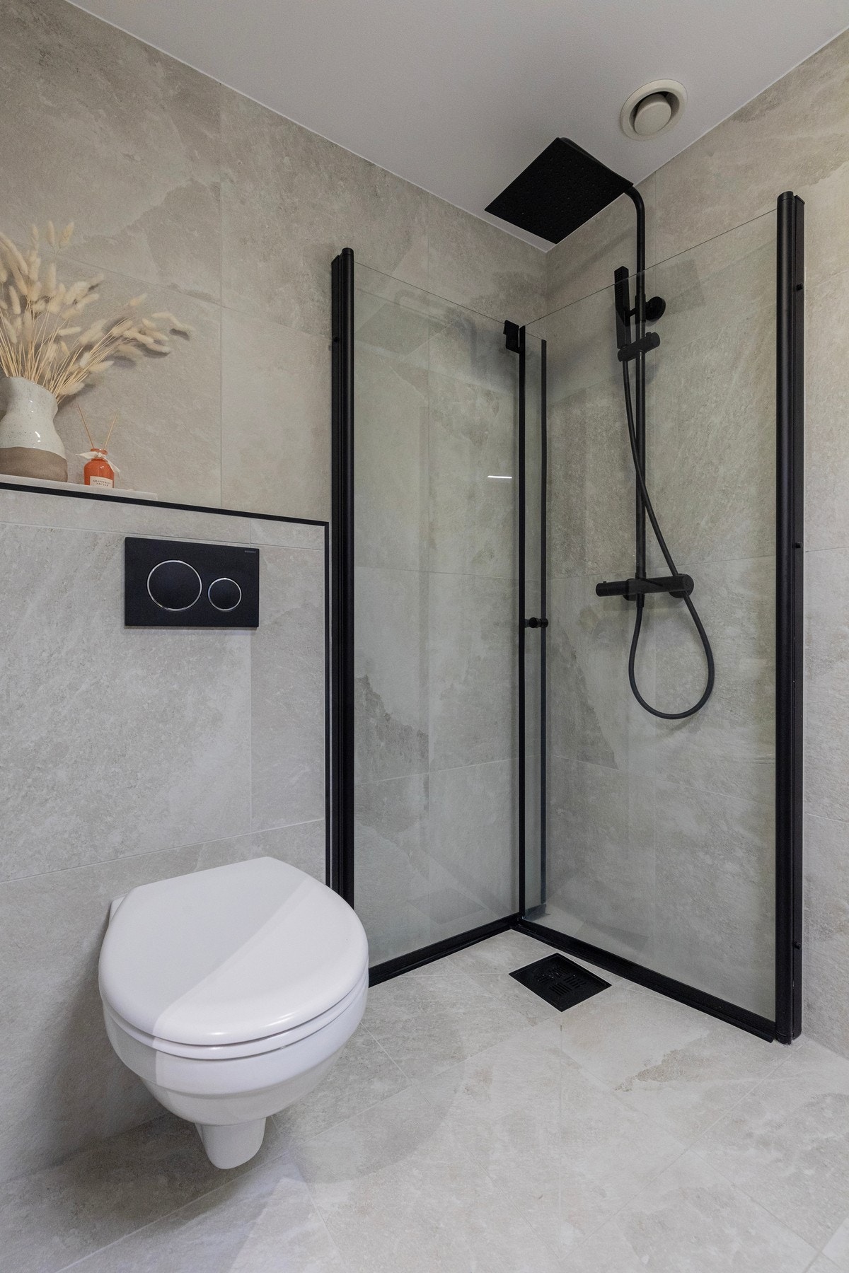 Badet er helflislagt, har varme i gulv, speil med lys og opplegg for vaskemaskin. Galleribilde