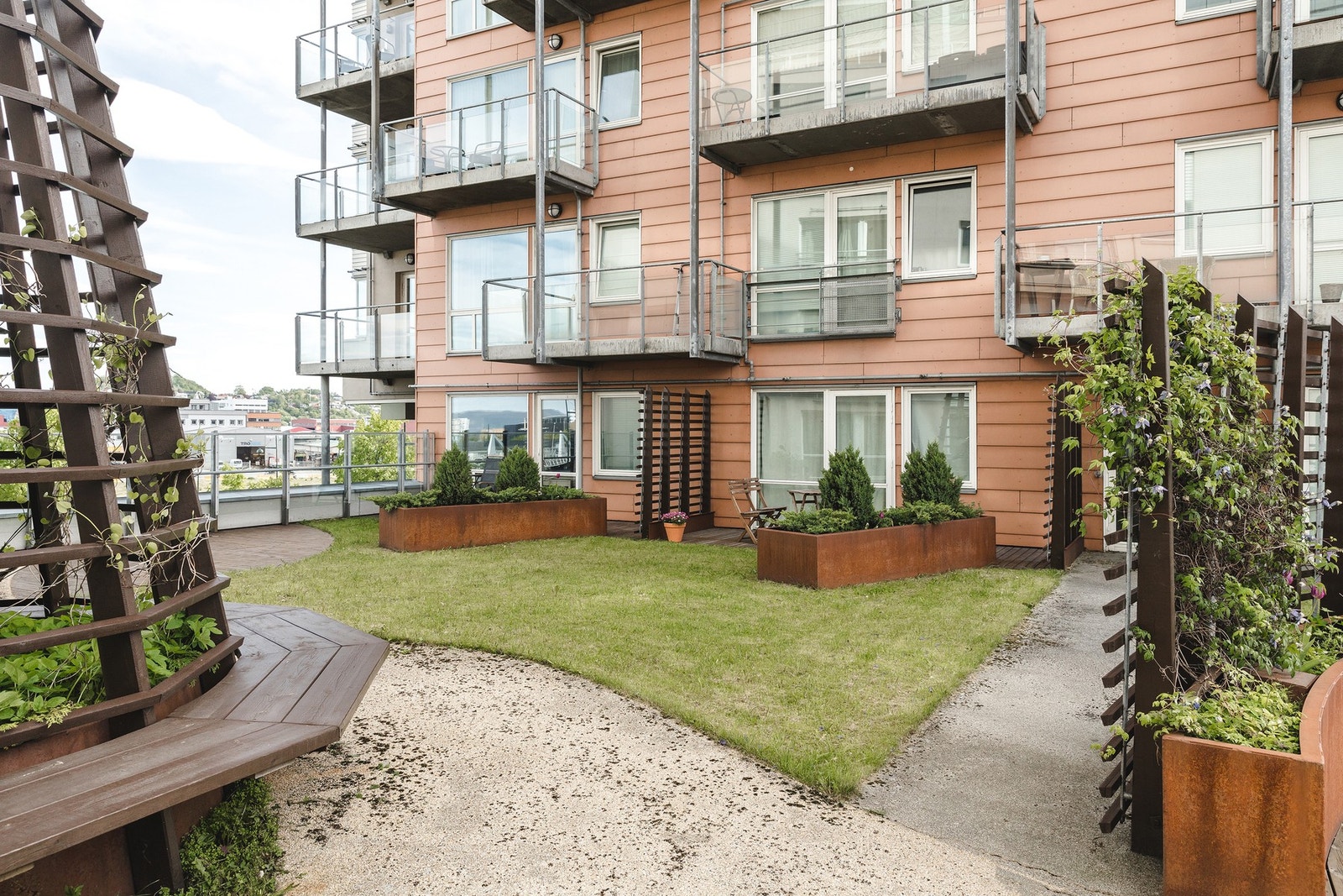 Her er det godesolforhold og man sitter godt over gateplan. Galleribilde