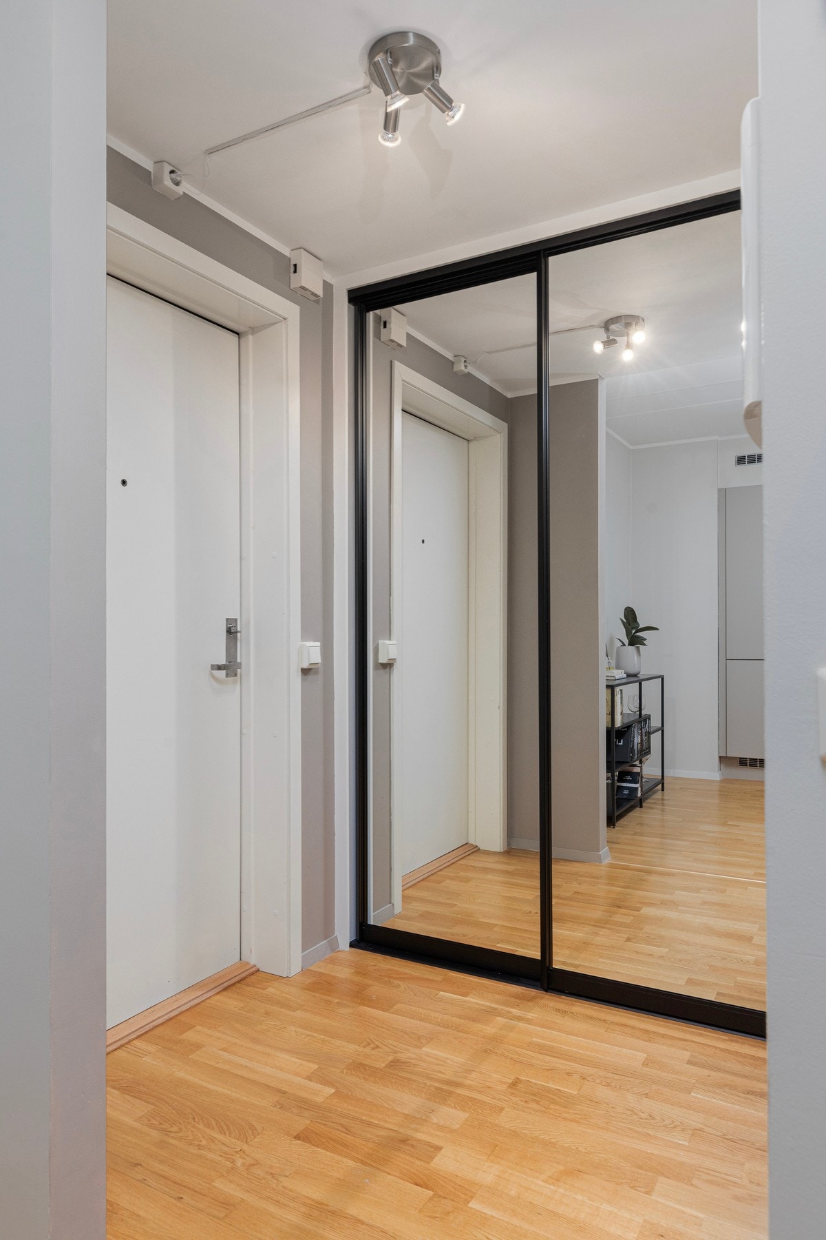 I entré er det nylig etablert en skyvedørs garderobe med mye lagringsplass. Galleribilde
