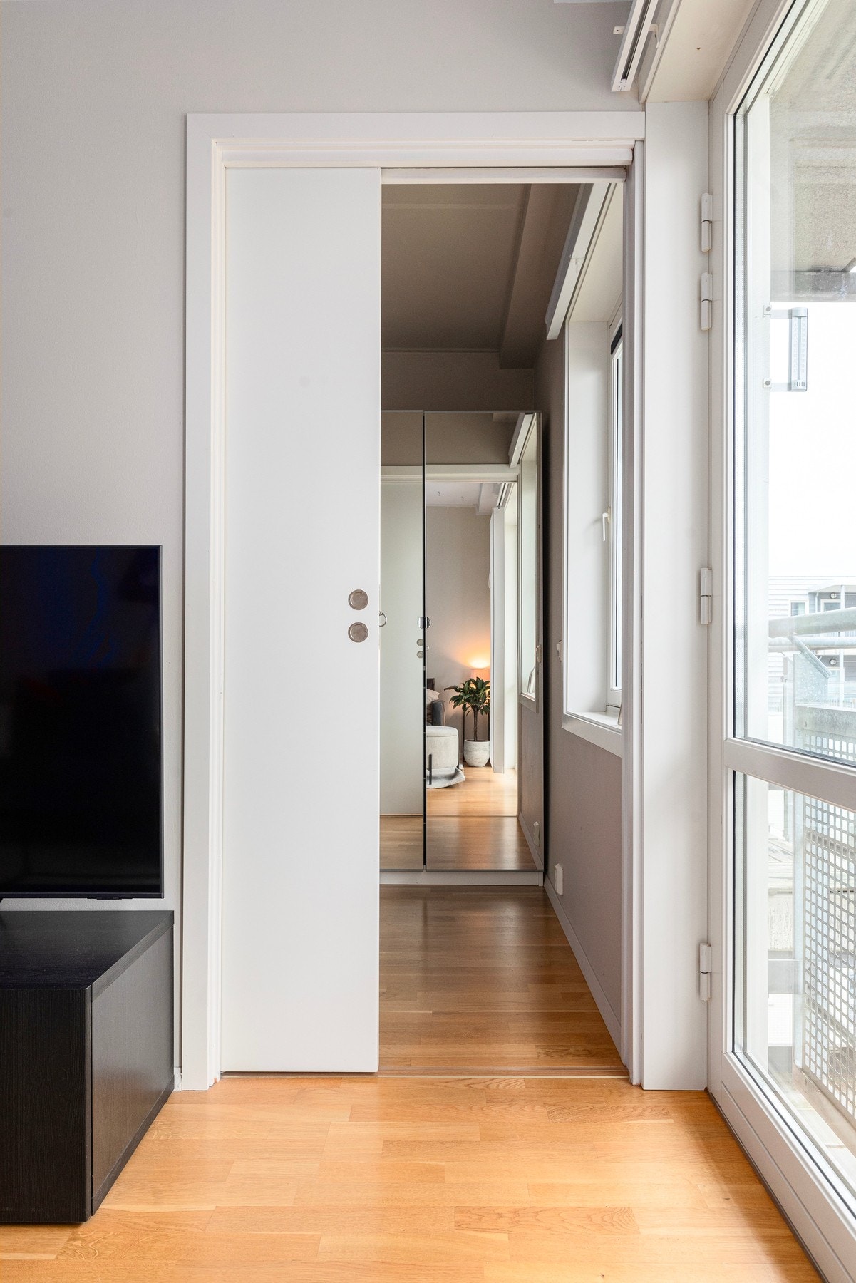 Praktisk skyvedør inn til soverommet. Galleribilde