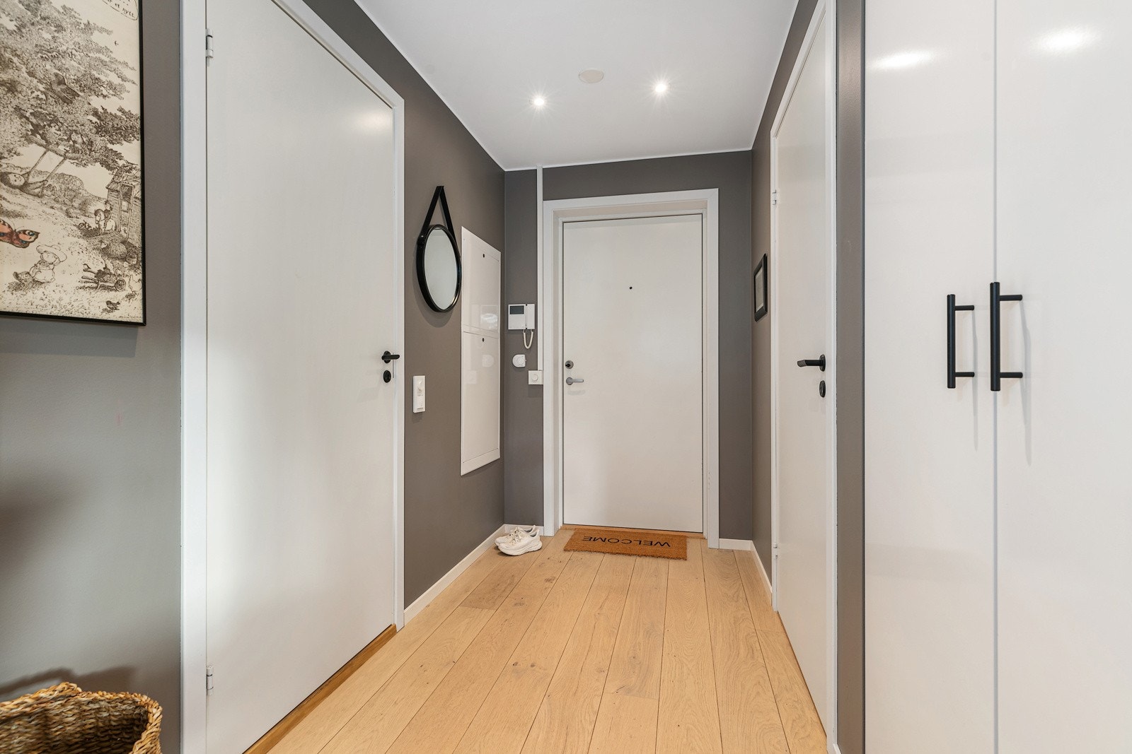 Entré med garderobe i nisje Galleribilde