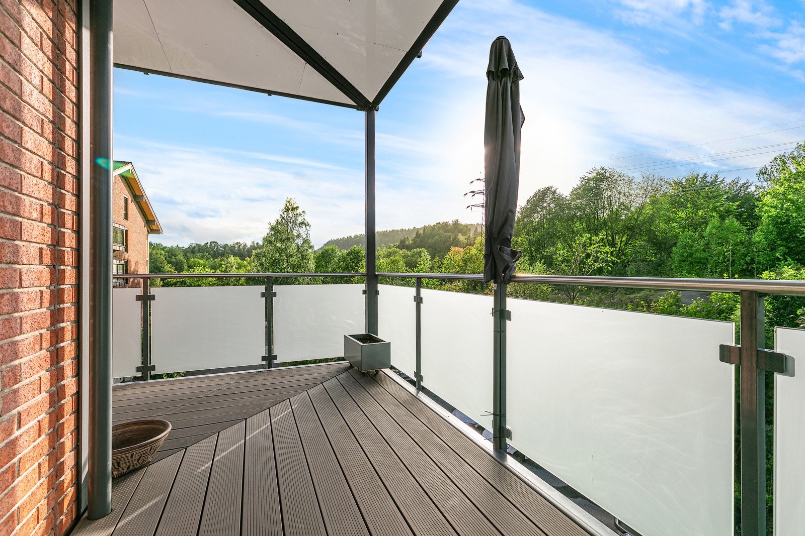 Leiligheten disponerer en nordvestvendt overbygget balkong på ca 20 m2 Galleribilde