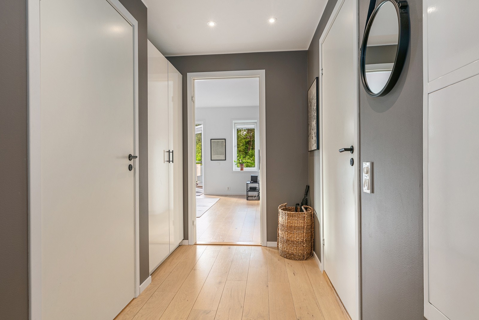 Entréen gir adkomst til bad, bod og stue/kjøkken i åpen løsning Galleribilde