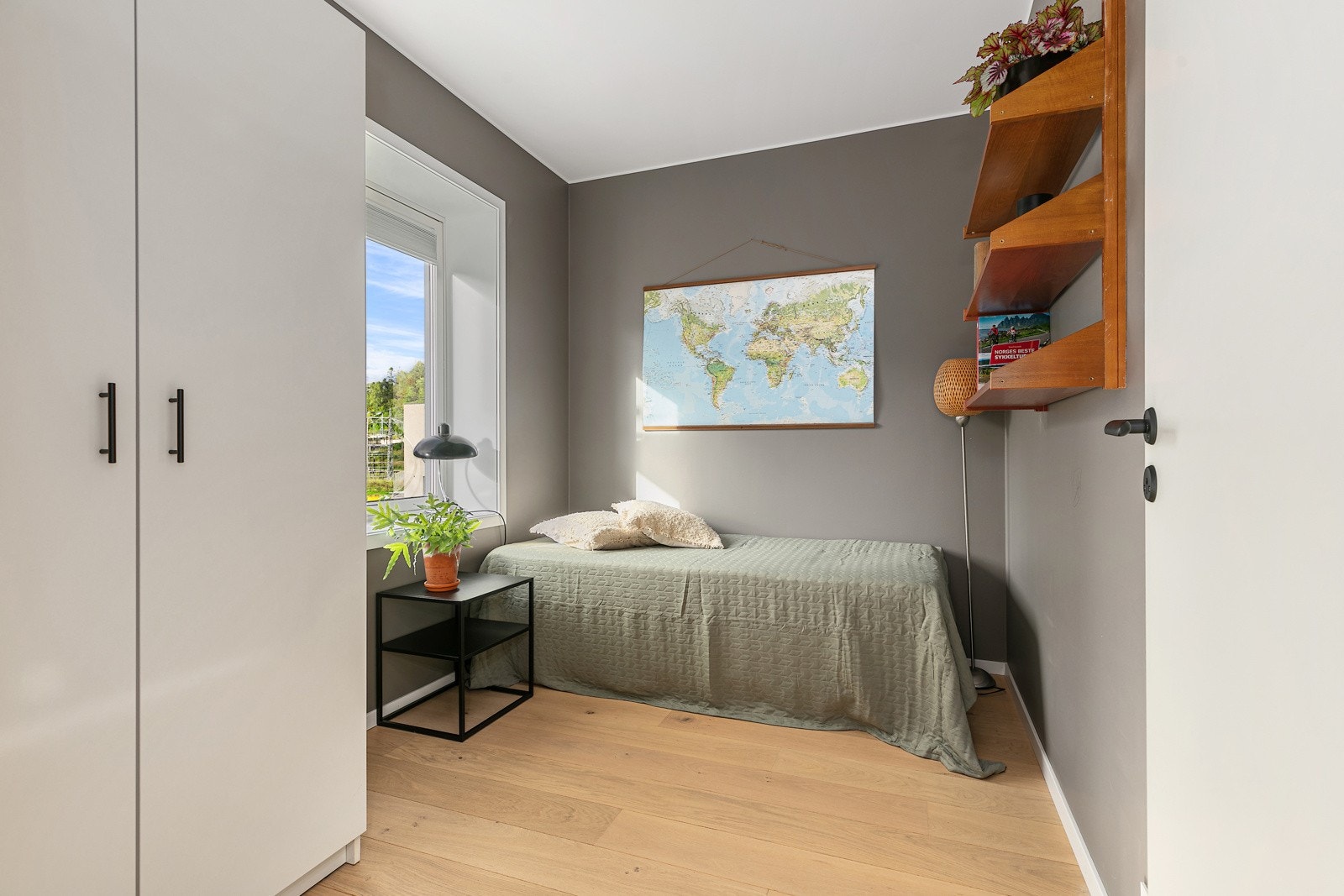 Soverom 2 med inngang fra stue har garderobeskap og god plass for seng. Galleribilde