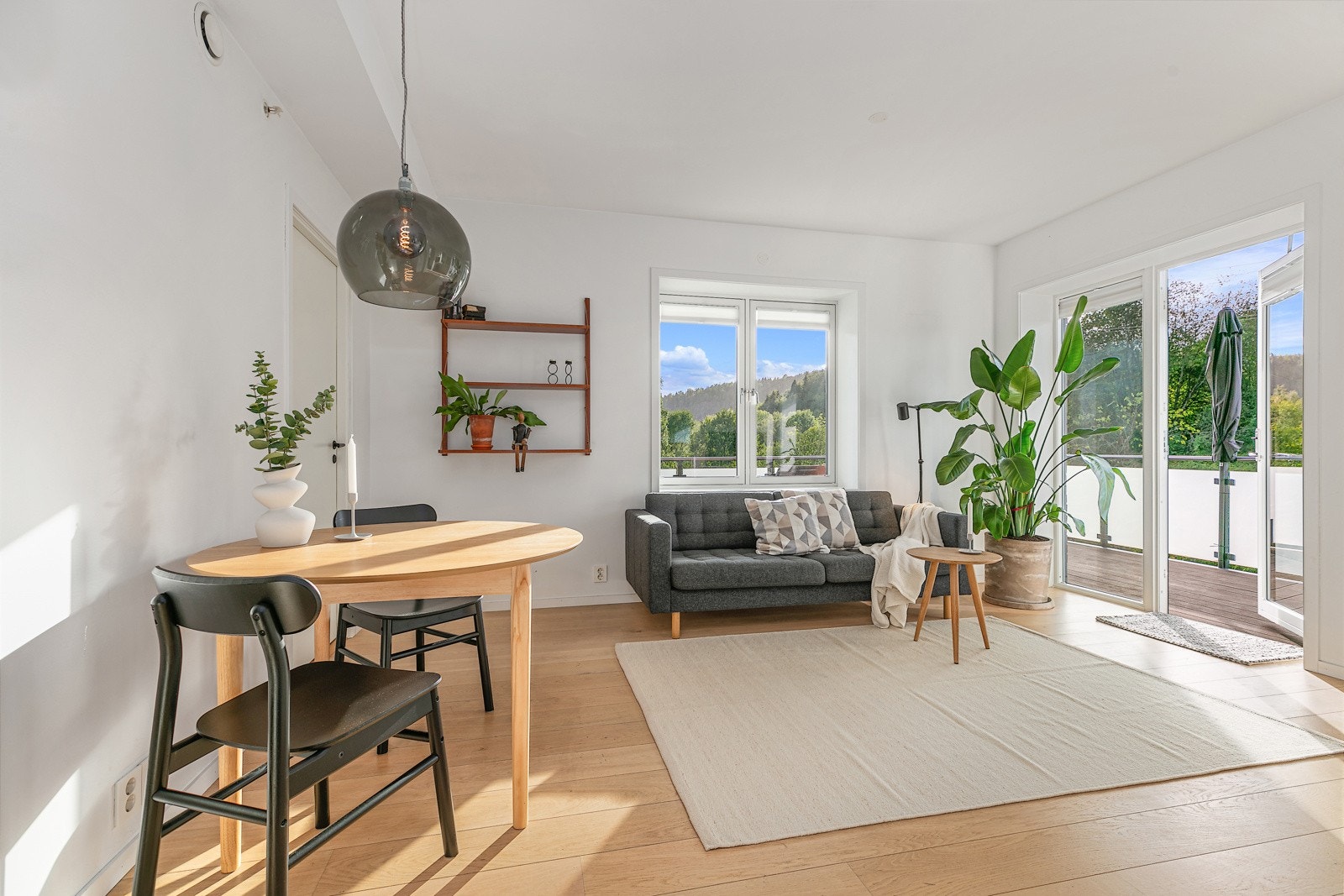 Stuearealet oppleves lyst og trivelig med utgang til balkong og rom for spiseplass Galleribilde