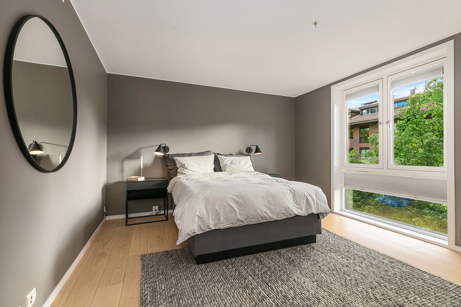 Romslig hovedsoverom med vinduer i to retninger tilknyttet balkong. Galleribilde